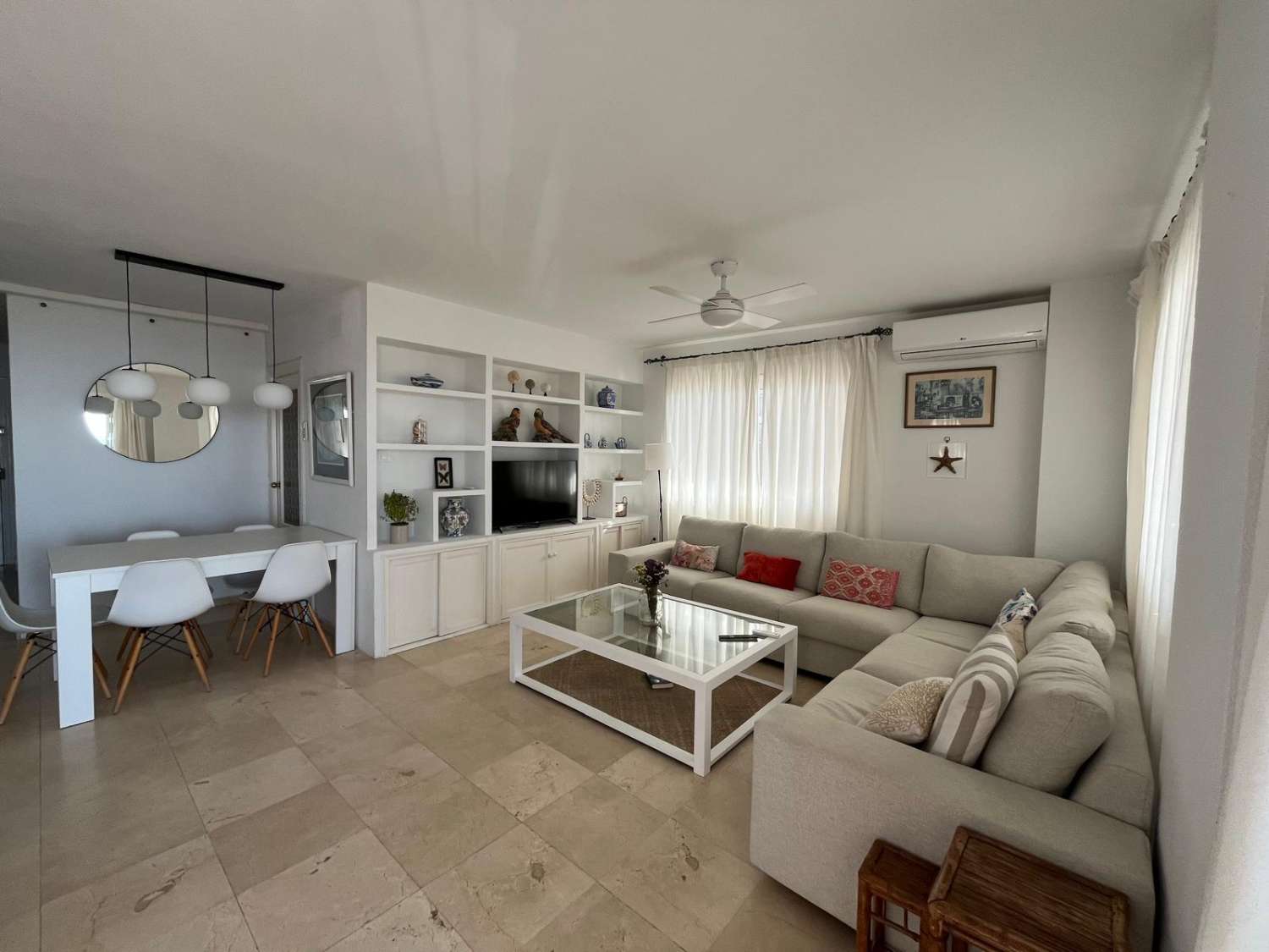 MEDIA TEMPORADA SE ALQUILA DESDE 4.9.25-30.6.26 ESPECTACULAR APARTAMENTO  EN 1ª LINEA DE PLAYA EN ZONA LAS GAVIOTAS (FUENGIROLA)