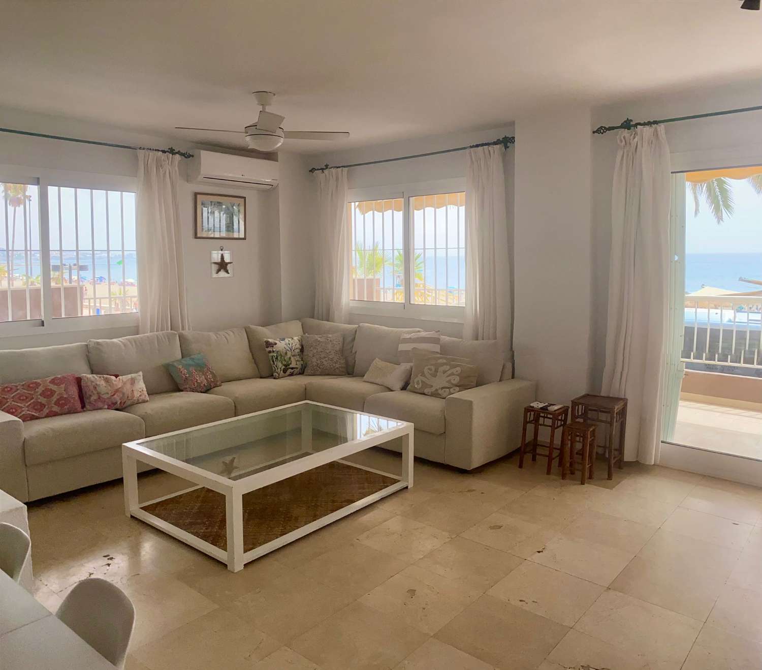 MEDIA TEMPORADA SE ALQUILA DESDE 4.9.25-30.6.26 ESPECTACULAR APARTAMENTO  EN 1ª LINEA DE PLAYA EN ZONA LAS GAVIOTAS (FUENGIROLA)