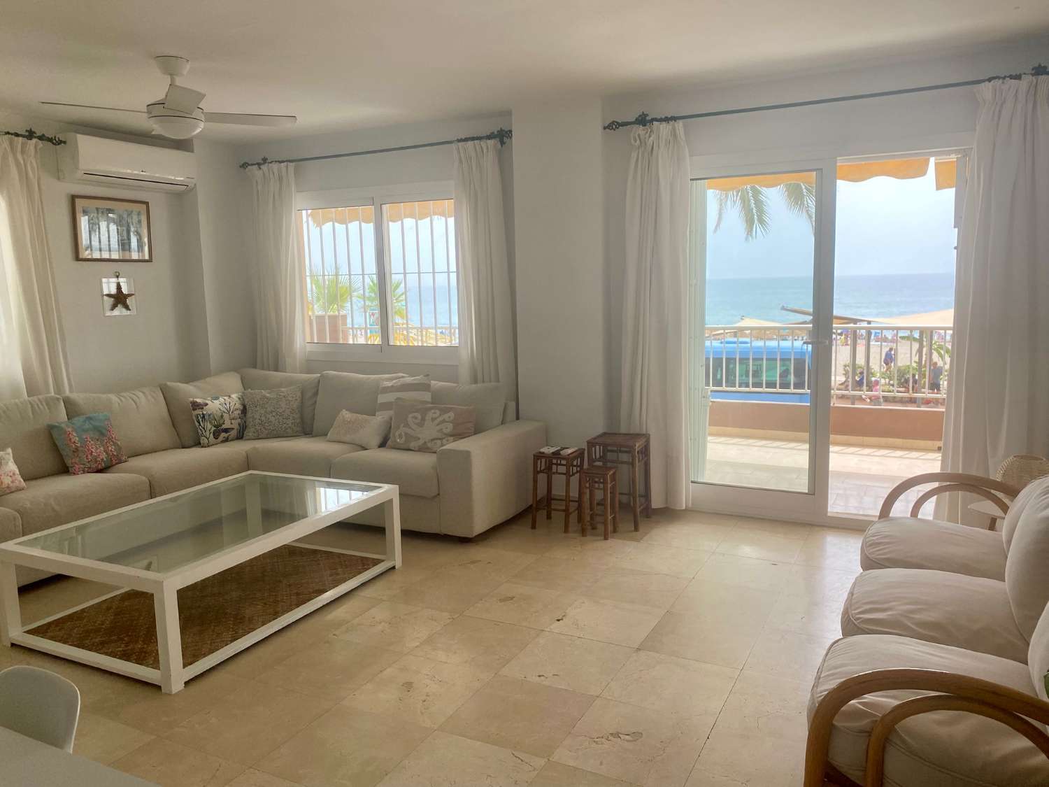 MEDIA TEMPORADA SE ALQUILA DESDE 4.9.25-30.6.26 ESPECTACULAR APARTAMENTO  EN 1ª LINEA DE PLAYA EN ZONA LAS GAVIOTAS (FUENGIROLA)