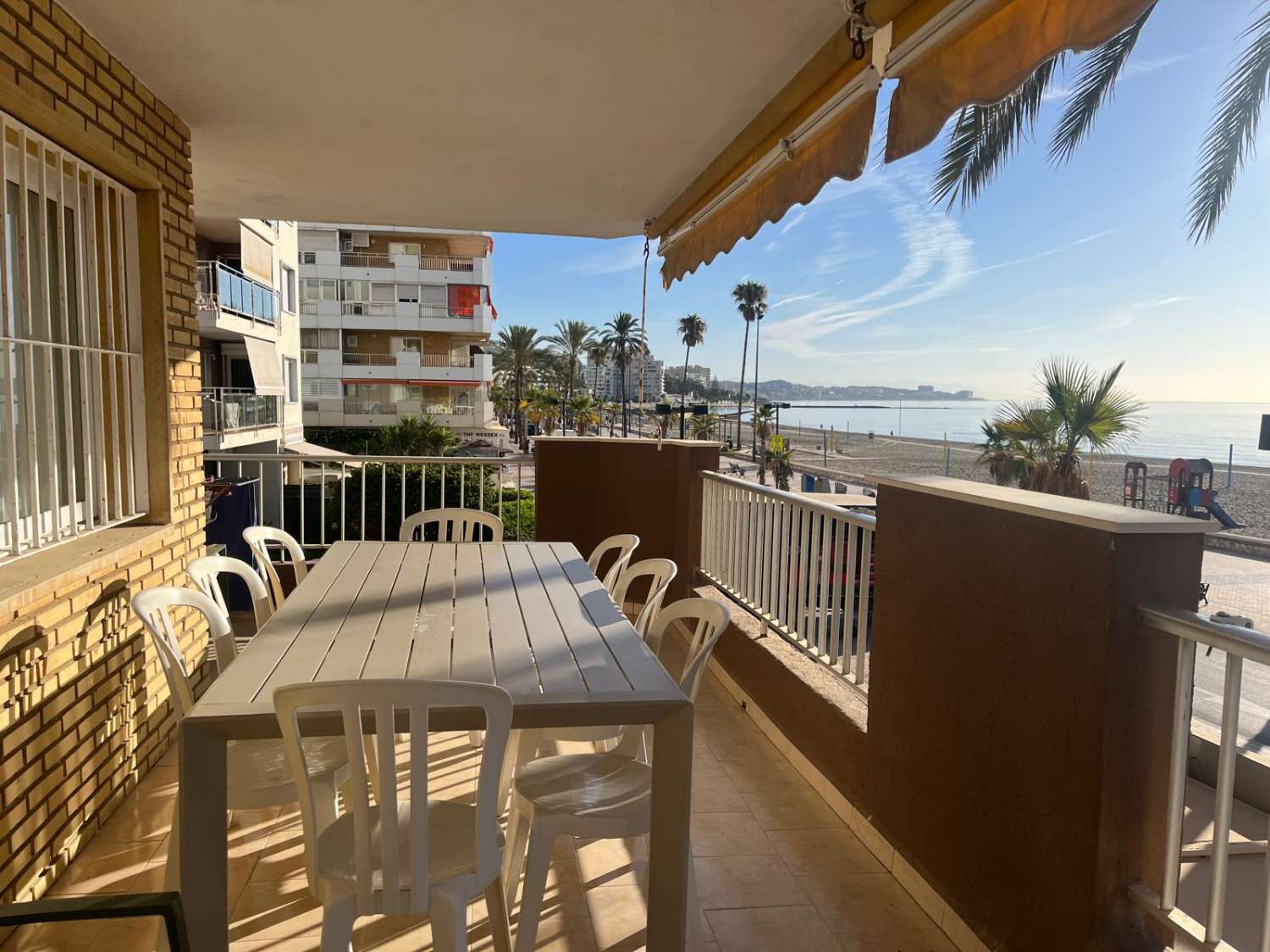 MEDIA TEMPORADA SE ALQUILA DESDE 4.9.25-30.6.26 ESPECTACULAR APARTAMENTO  EN 1ª LINEA DE PLAYA EN ZONA LAS GAVIOTAS (FUENGIROLA)