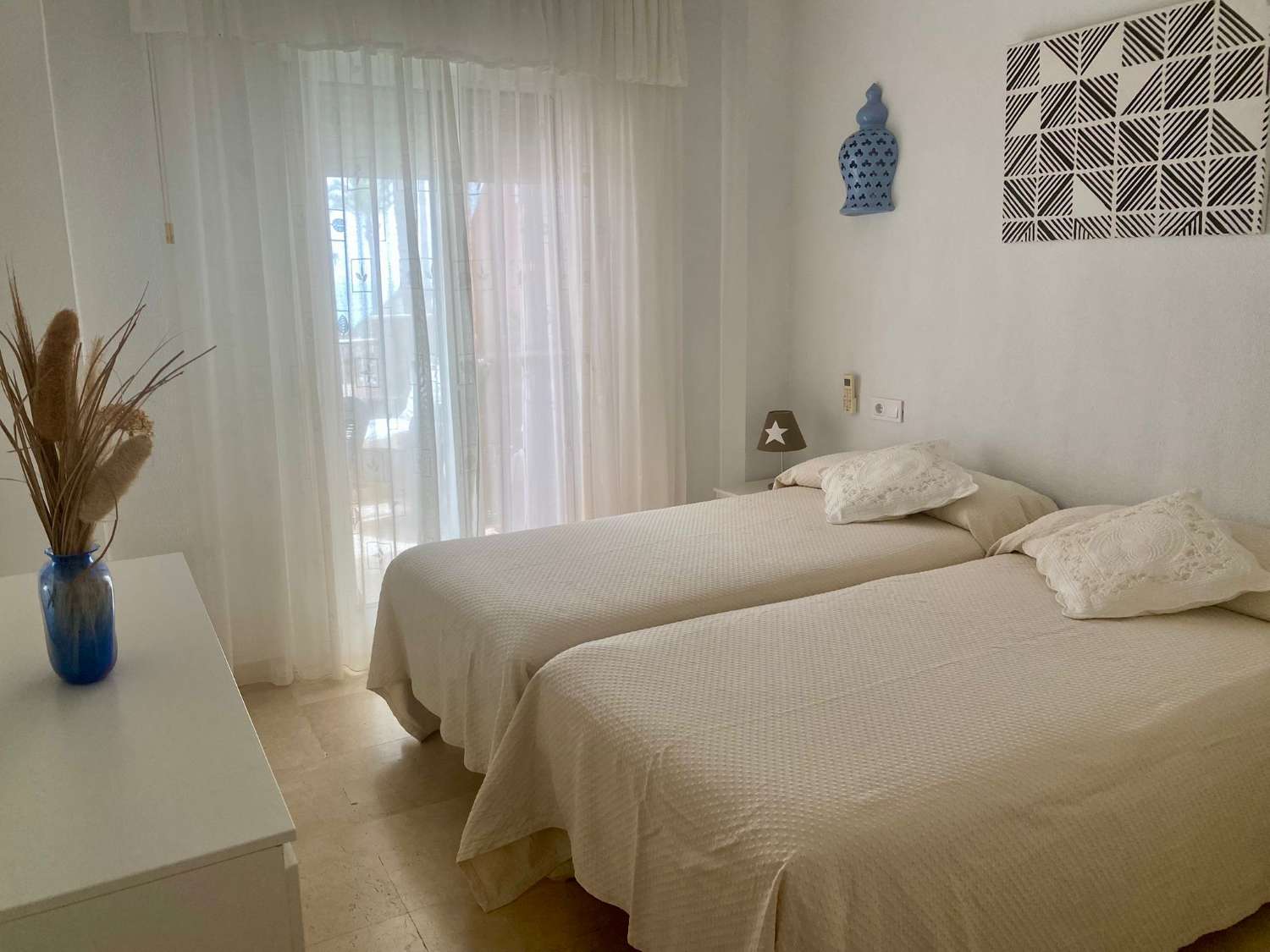 MEDIA TEMPORADA SE ALQUILA DESDE 4.9.25-30.6.26 ESPECTACULAR APARTAMENTO  EN 1ª LINEA DE PLAYA EN ZONA LAS GAVIOTAS (FUENGIROLA)