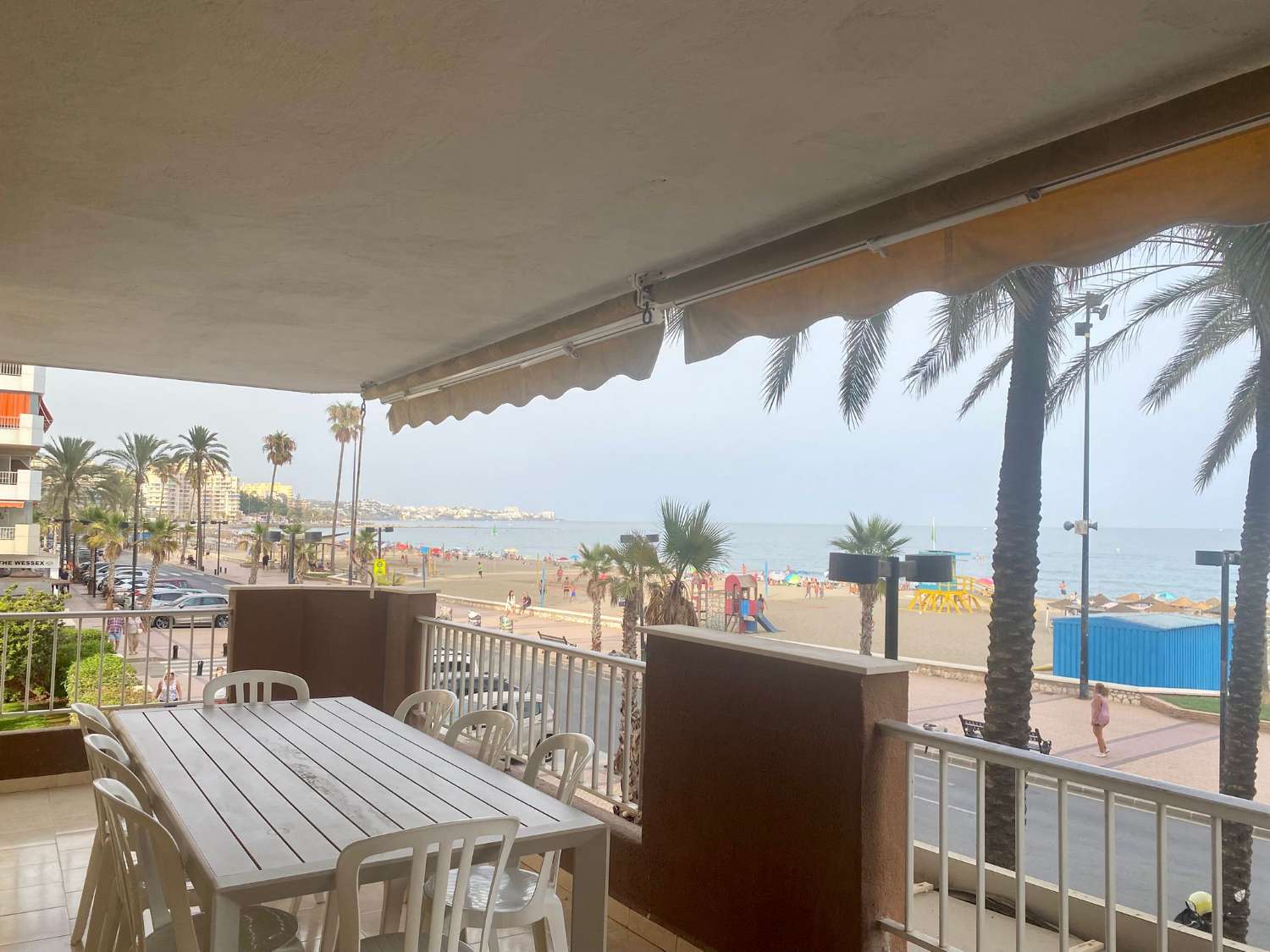 MEDIA TEMPORADA SE ALQUILA DESDE 4.9.25-30.6.26 ESPECTACULAR APARTAMENTO  EN 1ª LINEA DE PLAYA EN ZONA LAS GAVIOTAS (FUENGIROLA)