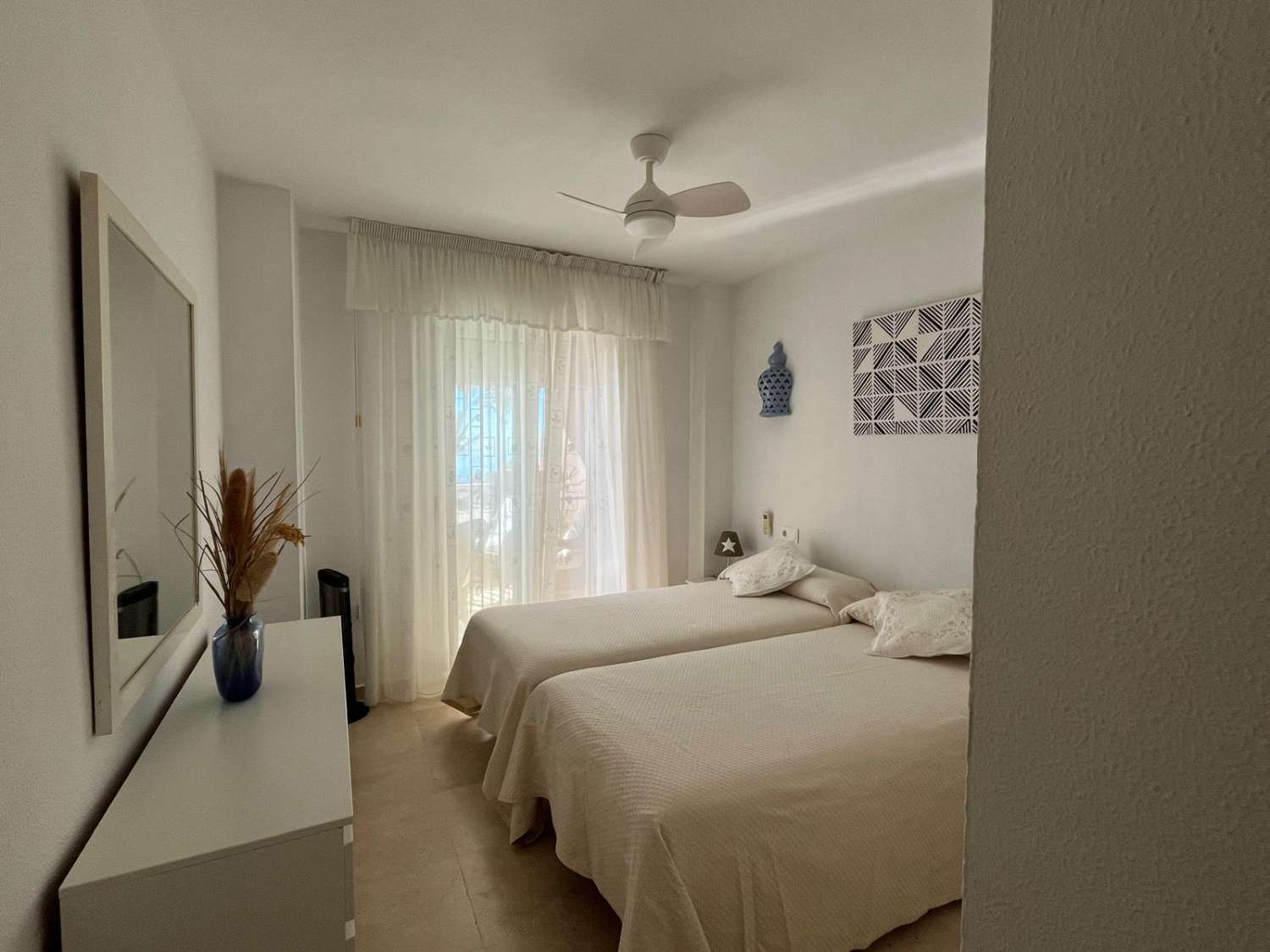 MEDIA TEMPORADA SE ALQUILA DESDE 4.9.25-30.6.26 ESPECTACULAR APARTAMENTO  EN 1ª LINEA DE PLAYA EN ZONA LAS GAVIOTAS (FUENGIROLA)