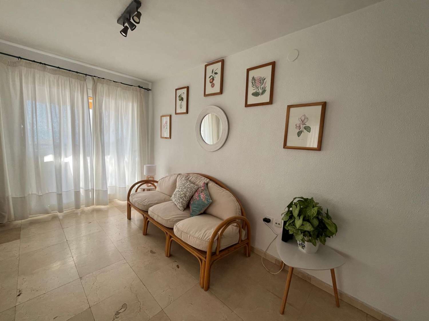 MEDIA TEMPORADA SE ALQUILA DESDE 4.9.25-30.6.26 ESPECTACULAR APARTAMENTO  EN 1ª LINEA DE PLAYA EN ZONA LAS GAVIOTAS (FUENGIROLA)