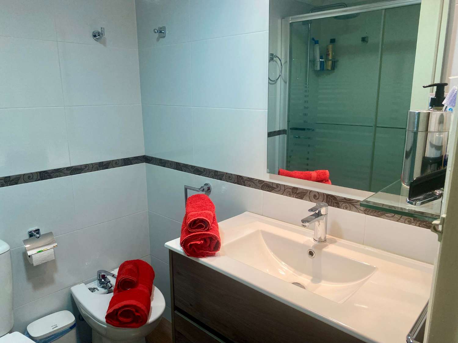 MEDIA TEMPORADA SE ALQUILA DESDE 4.9.25-30.6.26 ESPECTACULAR APARTAMENTO  EN 1ª LINEA DE PLAYA EN ZONA LAS GAVIOTAS (FUENGIROLA)