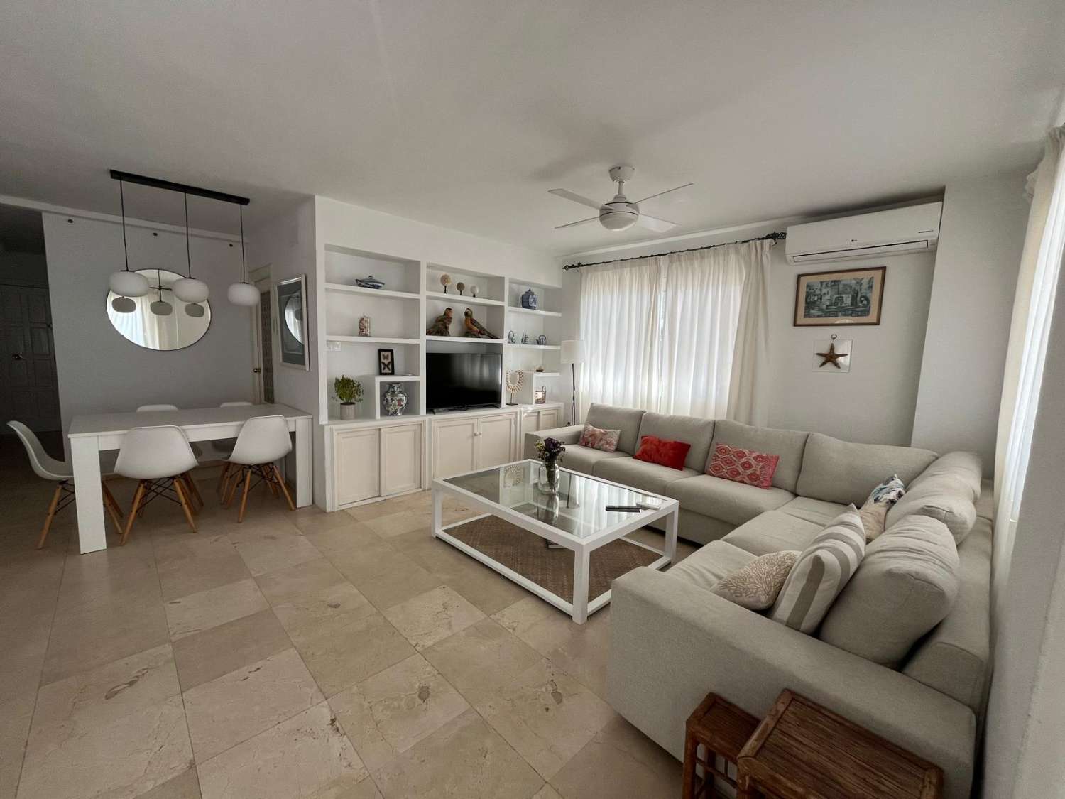 MEDIA TEMPORADA SE ALQUILA DESDE 4.9.25-30.6.26 ESPECTACULAR APARTAMENTO  EN 1ª LINEA DE PLAYA EN ZONA LAS GAVIOTAS (FUENGIROLA)