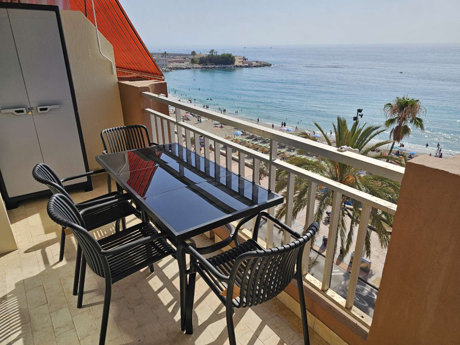MEDIA TEMPORADA . SE ALQUILA DESDE 1.10.25 -28.2.26 PRECIOSO APARTAMENTO EN 1ª LINEA DE PLAYA EN FUENGIROLA