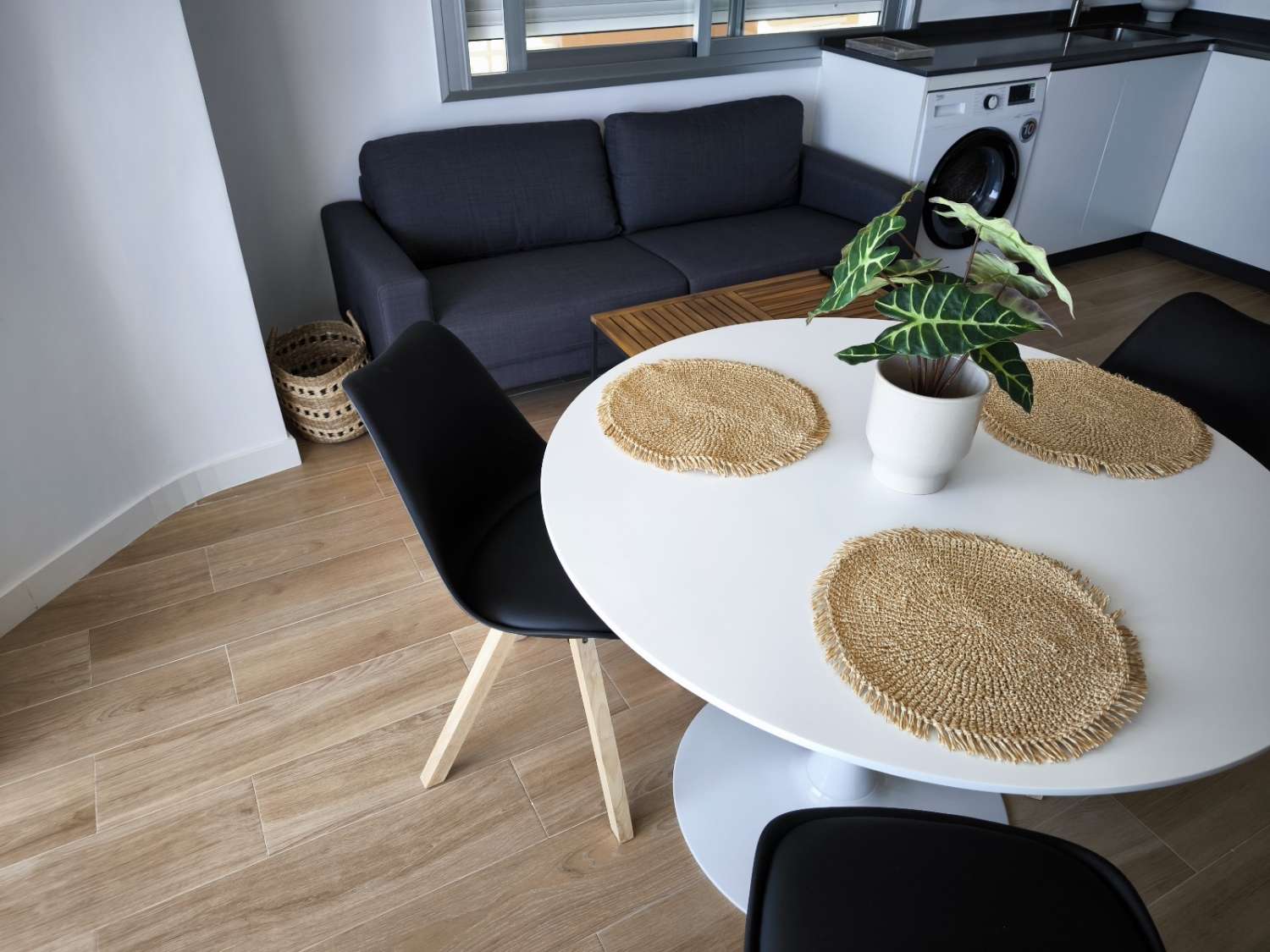 MEDIA TEMPORADA . SE ALQUILA DESDE 1.10.25 -28.2.26 PRECIOSO APARTAMENTO EN 1ª LINEA DE PLAYA EN FUENGIROLA