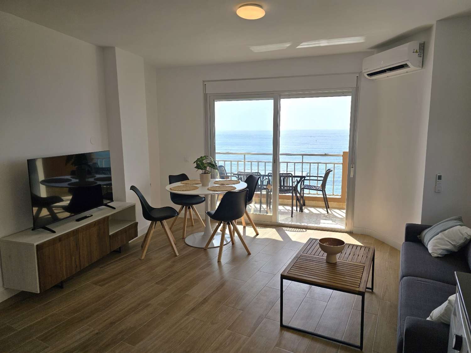 MEDIA TEMPORADA . SE ALQUILA DESDE 1.10.25 -28.2.26 PRECIOSO APARTAMENTO EN 1ª LINEA DE PLAYA EN FUENGIROLA