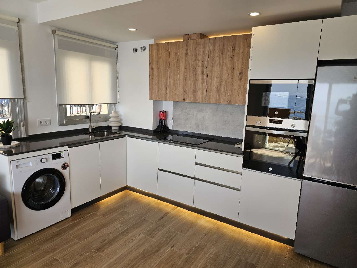 MEDIA TEMPORADA . SE ALQUILA DESDE 1.10.25 -28.2.26 PRECIOSO APARTAMENTO EN 1ª LINEA DE PLAYA EN FUENGIROLA
