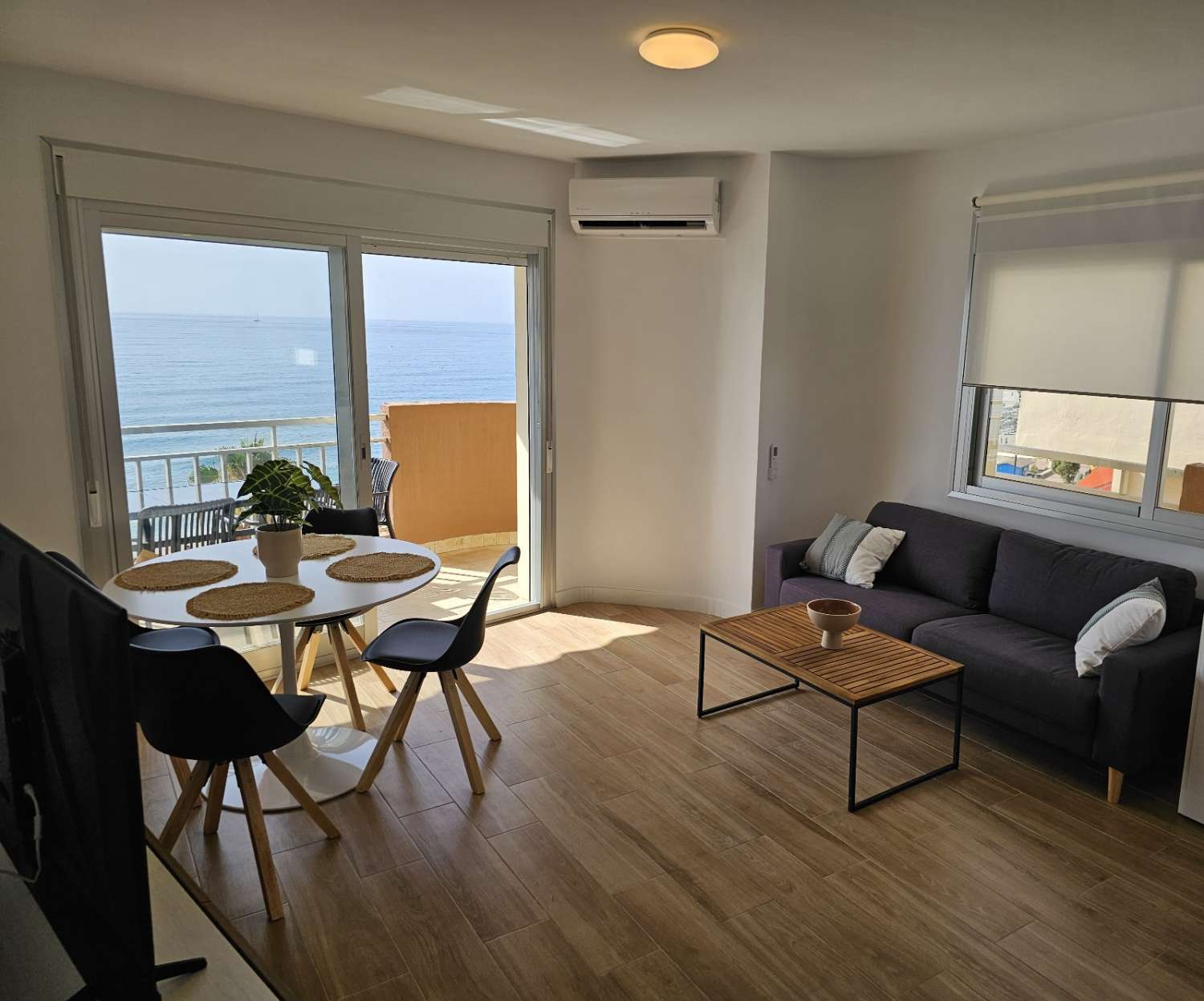 MEDIA TEMPORADA . SE ALQUILA DESDE 1.10.25 -28.2.26 PRECIOSO APARTAMENTO EN 1ª LINEA DE PLAYA EN FUENGIROLA