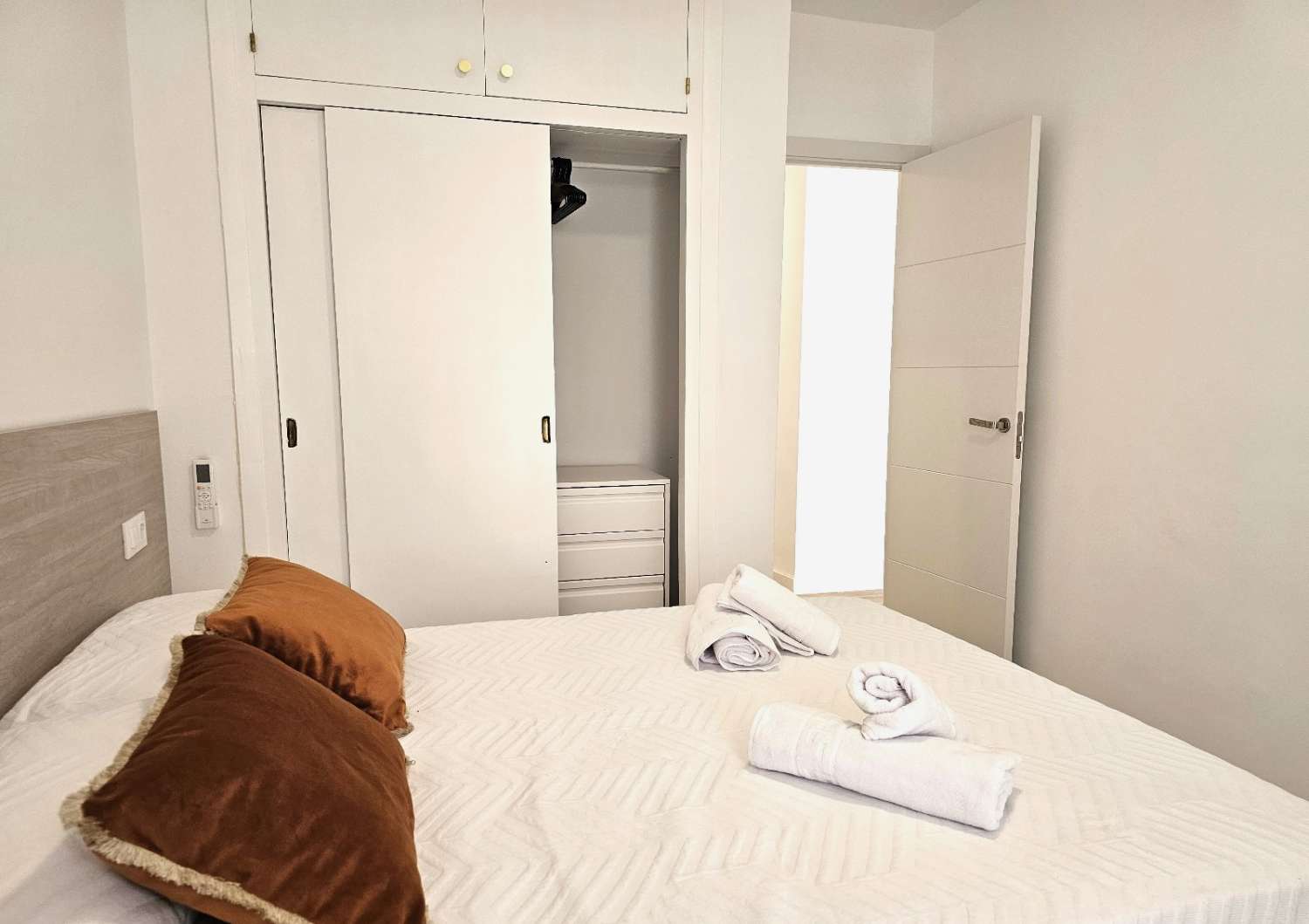 MEDIA TEMPORADA . SE ALQUILA DESDE 1.10.25 -28.2.26 PRECIOSO APARTAMENTO EN 1ª LINEA DE PLAYA EN FUENGIROLA