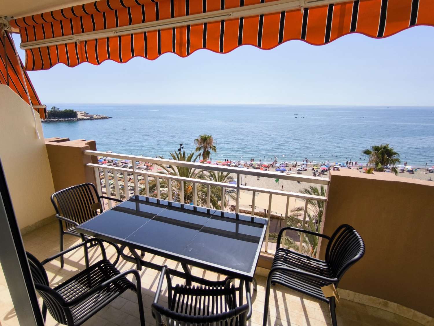 MEDIA TEMPORADA . SE ALQUILA DESDE 1.10.25 -28.2.26 PRECIOSO APARTAMENTO EN 1ª LINEA DE PLAYA EN FUENGIROLA