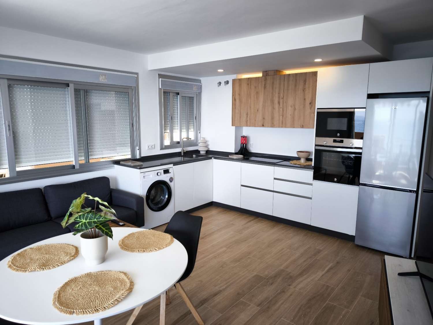 MEDIA TEMPORADA . SE ALQUILA DESDE 1.10.25 -28.2.26 PRECIOSO APARTAMENTO EN 1ª LINEA DE PLAYA EN FUENGIROLA