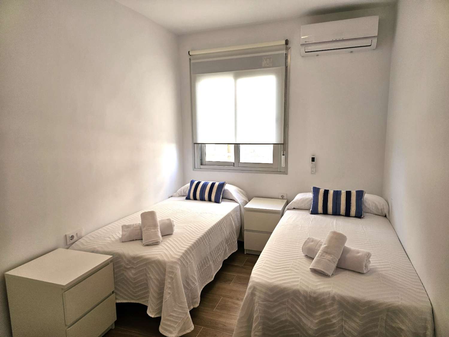 MEDIA TEMPORADA . SE ALQUILA DESDE 1.10.25 -28.2.26 PRECIOSO APARTAMENTO EN 1ª LINEA DE PLAYA EN FUENGIROLA