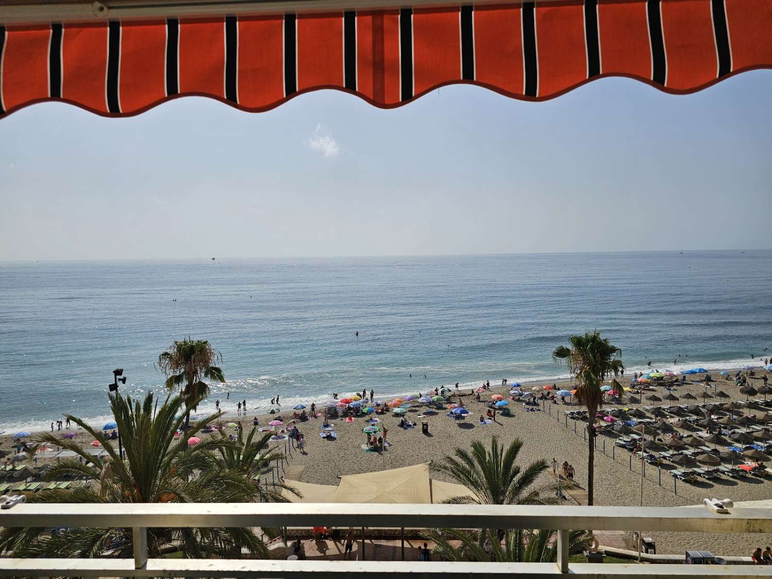 MEDIA TEMPORADA . SE ALQUILA DESDE 1.10.25 -28.2.26 PRECIOSO APARTAMENTO EN 1ª LINEA DE PLAYA EN FUENGIROLA