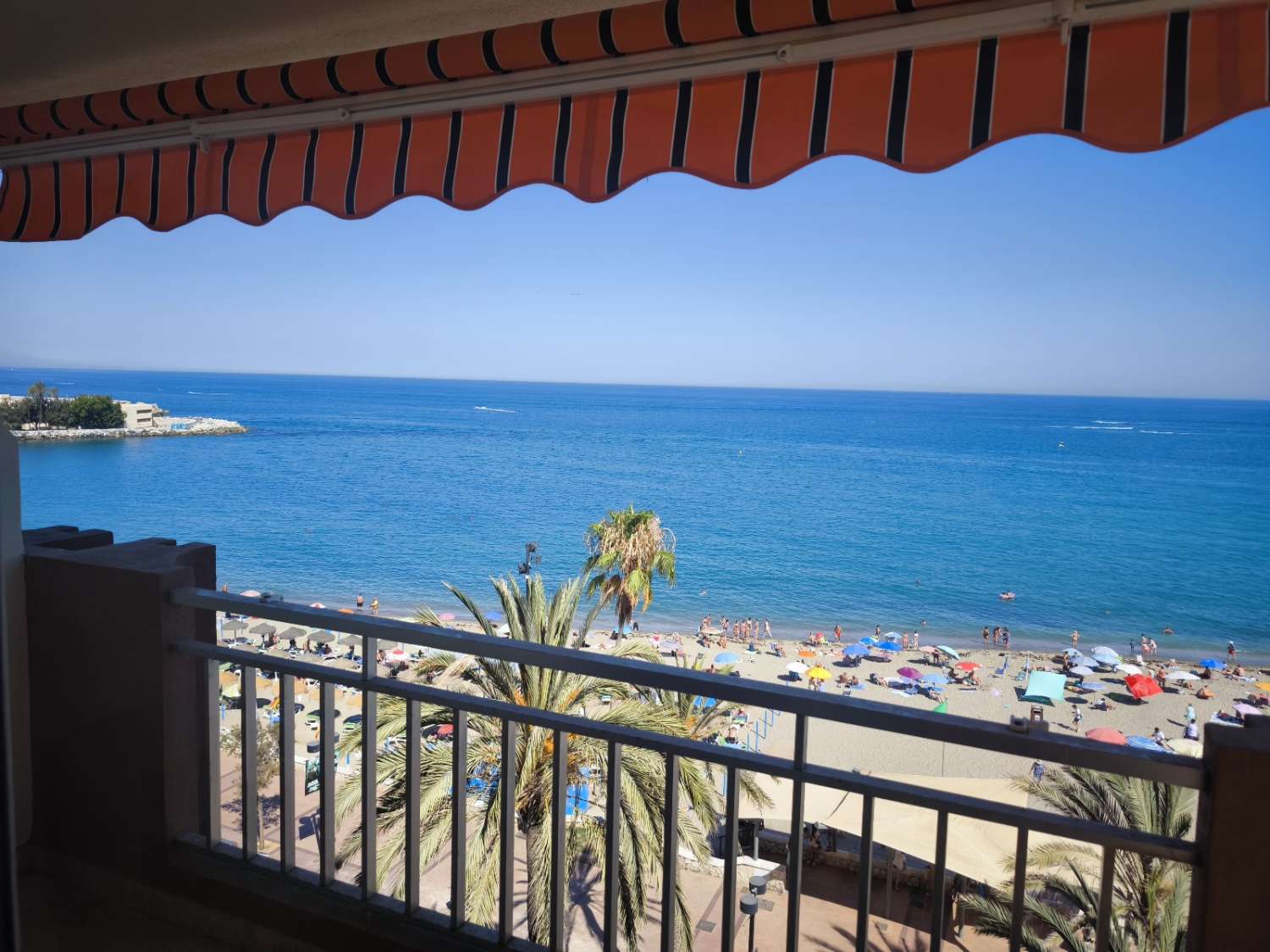 MEDIA TEMPORADA . SE ALQUILA DESDE 1.10.25 -28.2.26 PRECIOSO APARTAMENTO EN 1ª LINEA DE PLAYA EN FUENGIROLA