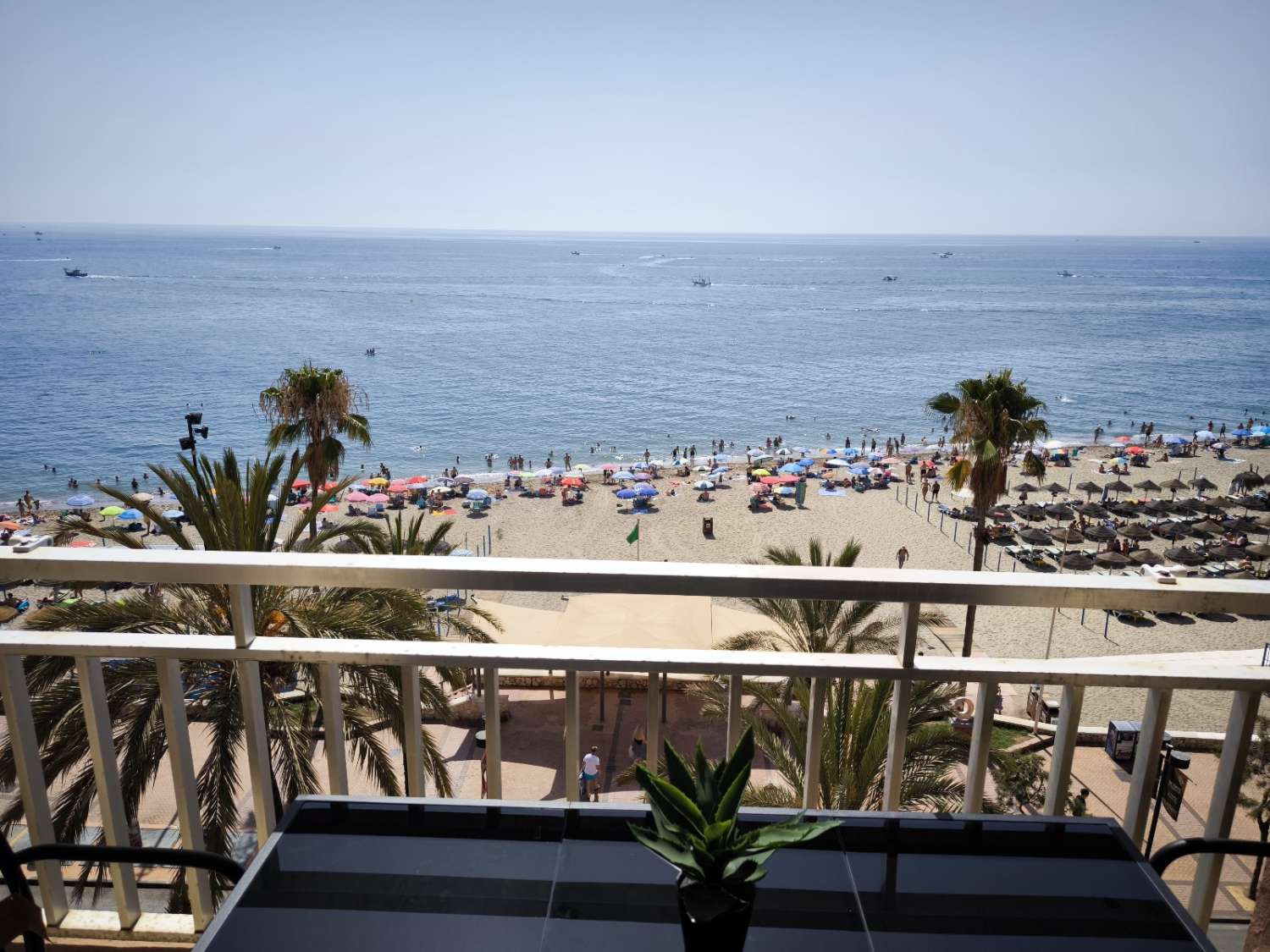 MEDIA TEMPORADA . SE ALQUILA DESDE 1.10.25 -28.2.26 PRECIOSO APARTAMENTO EN 1ª LINEA DE PLAYA EN FUENGIROLA
