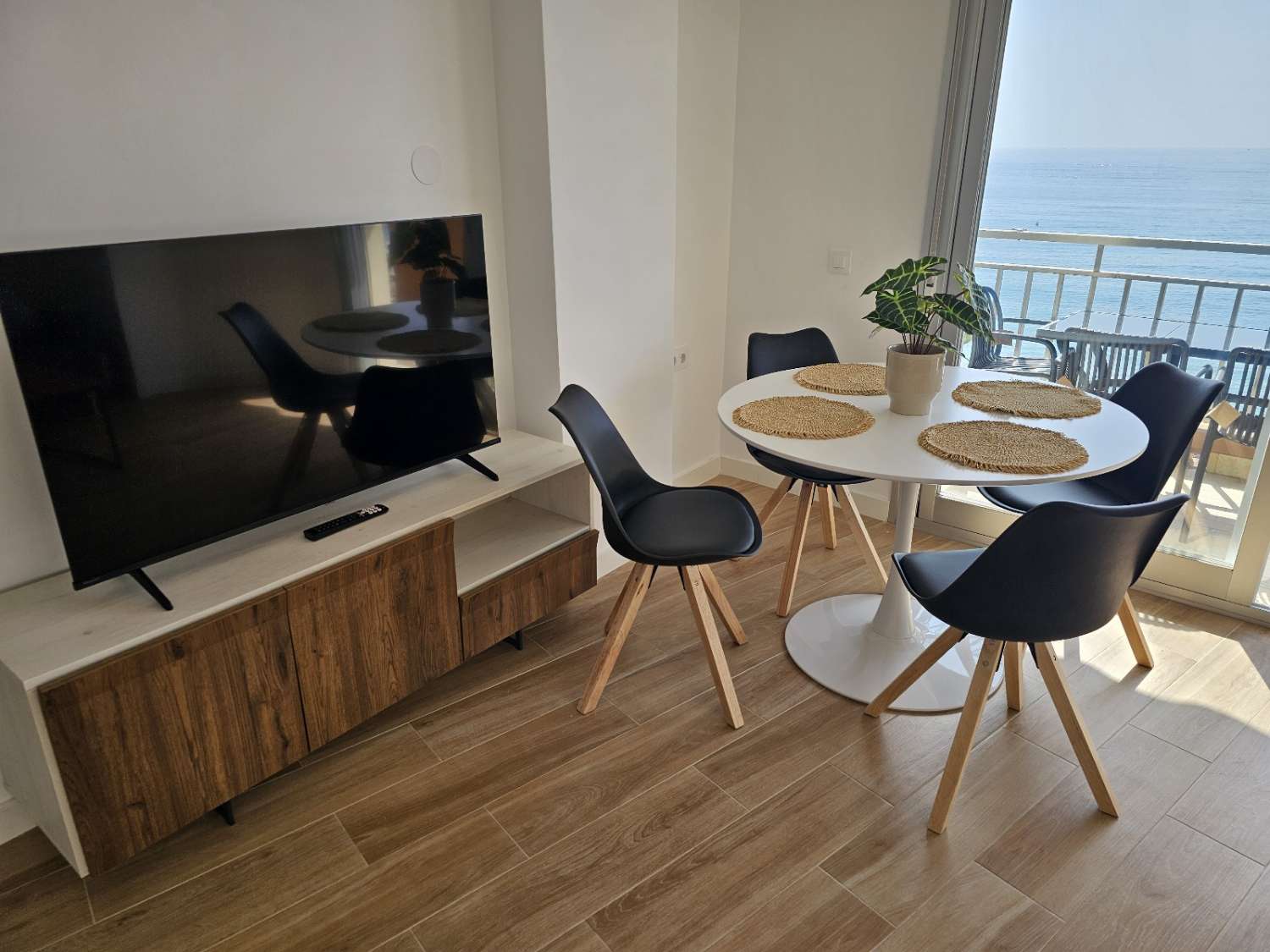 MEDIA TEMPORADA . SE ALQUILA DESDE 1.10.25 -28.2.26 PRECIOSO APARTAMENTO EN 1ª LINEA DE PLAYA EN FUENGIROLA