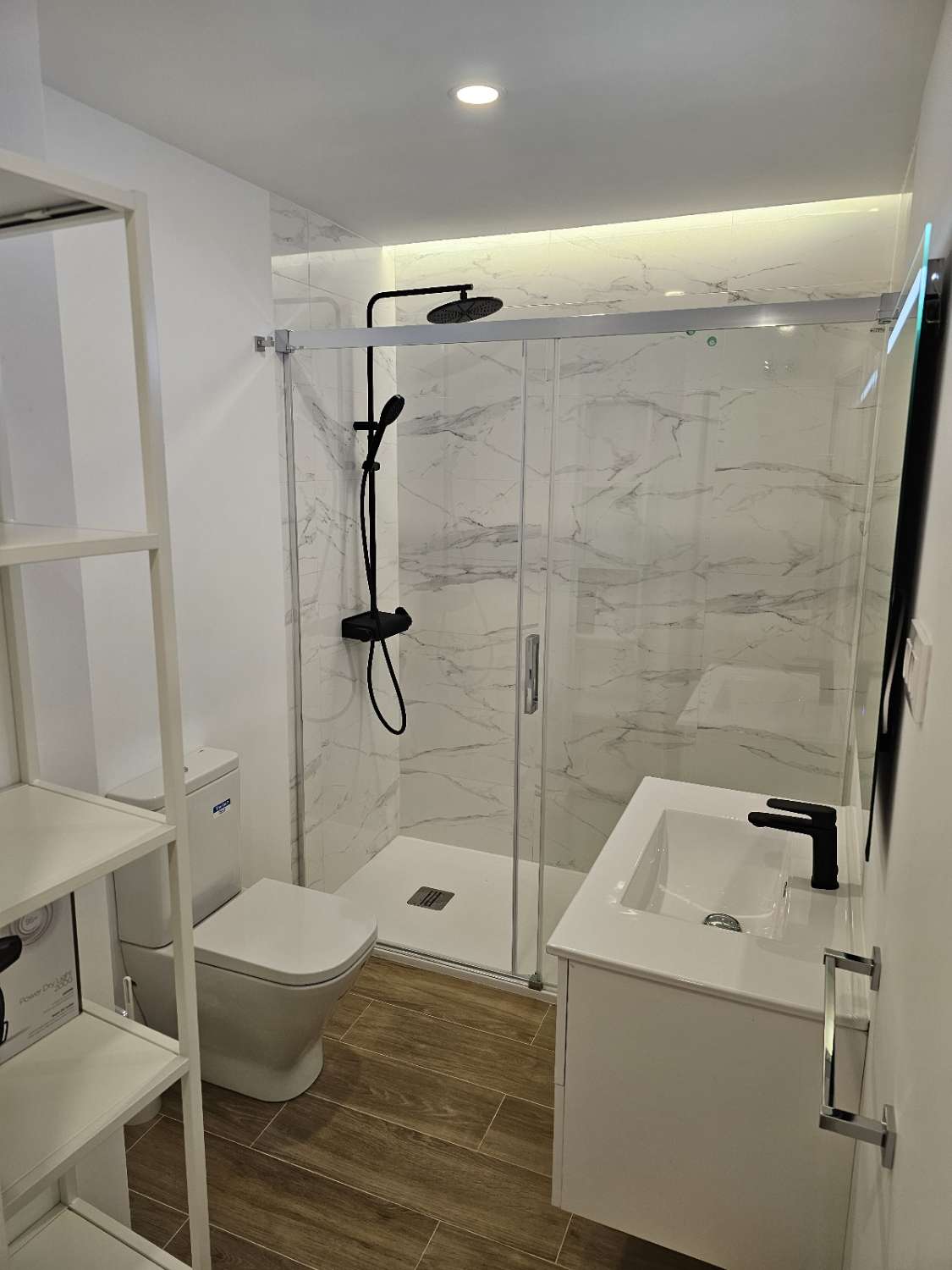 MEDIA TEMPORADA . SE ALQUILA DESDE 1.10.25 -28.2.26 PRECIOSO APARTAMENTO EN 1ª LINEA DE PLAYA EN FUENGIROLA