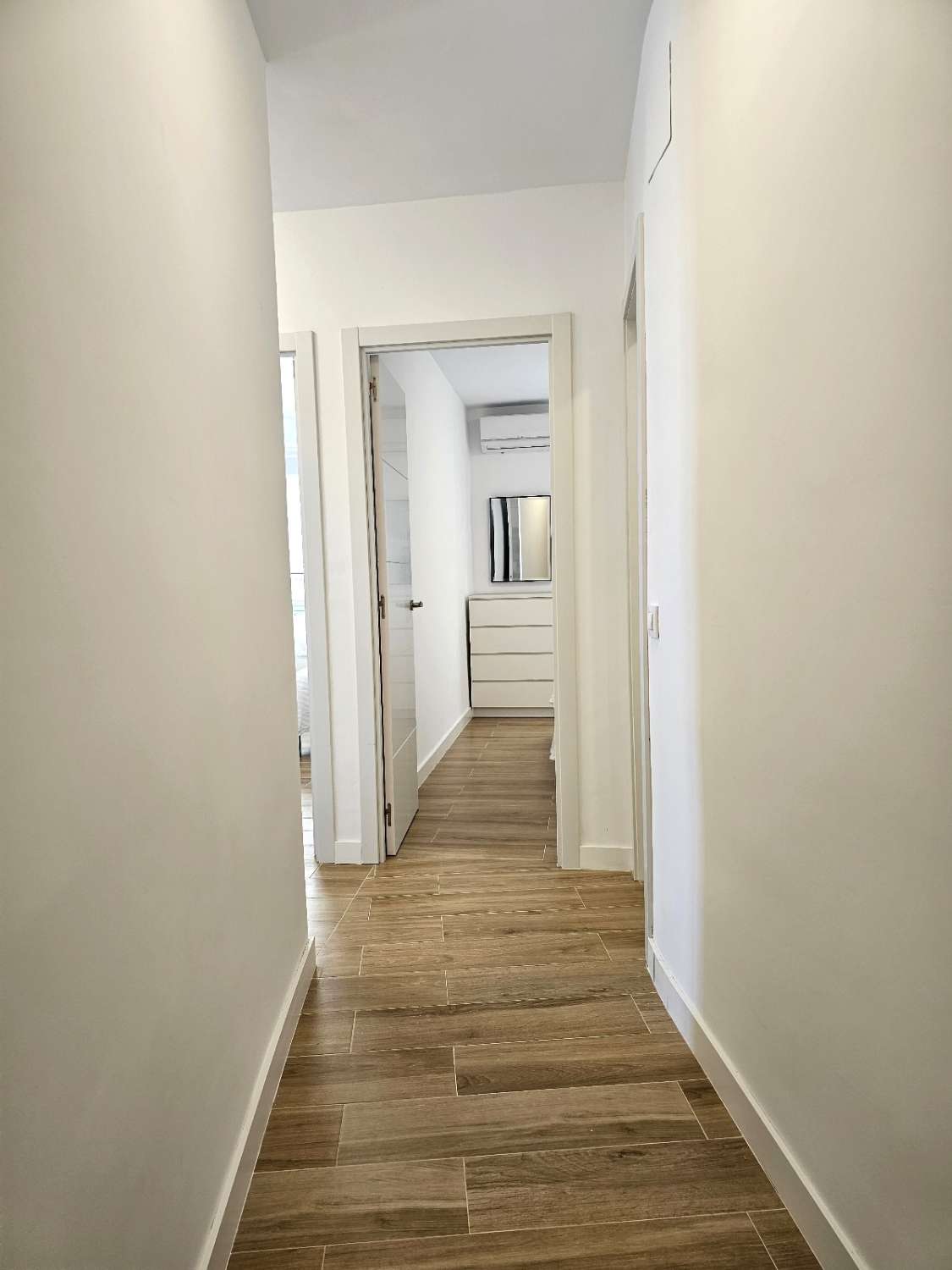MEDIA TEMPORADA . SE ALQUILA DESDE 1.10.25 -28.2.26 PRECIOSO APARTAMENTO EN 1ª LINEA DE PLAYA EN FUENGIROLA