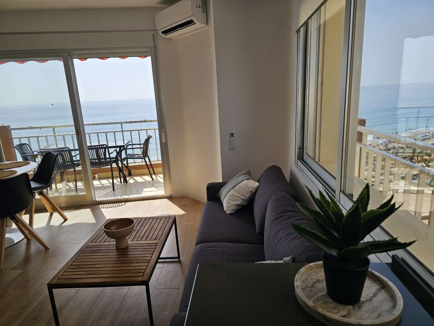 MEDIA TEMPORADA . SE ALQUILA DESDE 1.10.25 -28.2.26 PRECIOSO APARTAMENTO EN 1ª LINEA DE PLAYA EN FUENGIROLA