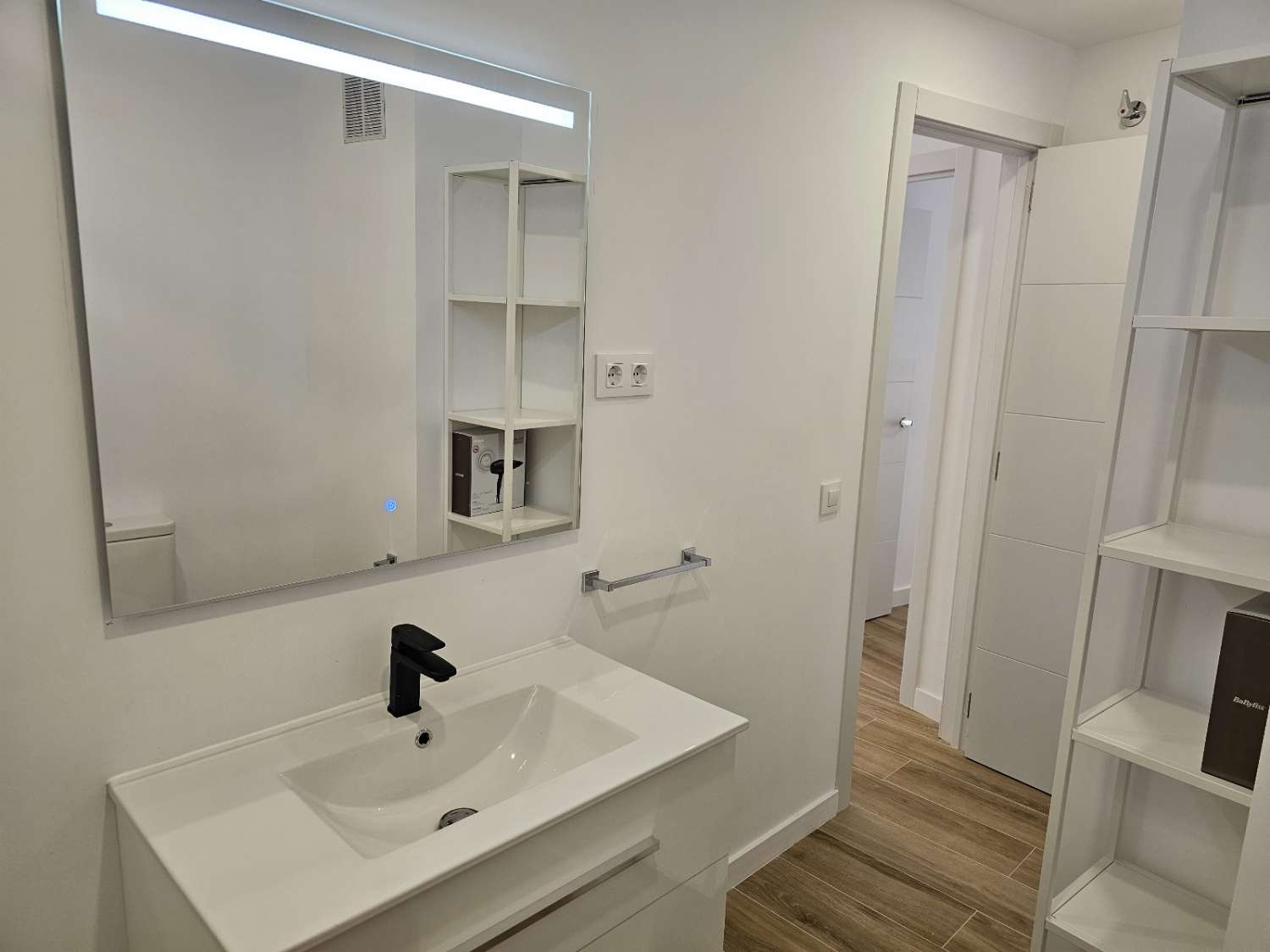 MEDIA TEMPORADA . SE ALQUILA DESDE 1.10.25 -28.2.26 PRECIOSO APARTAMENTO EN 1ª LINEA DE PLAYA EN FUENGIROLA