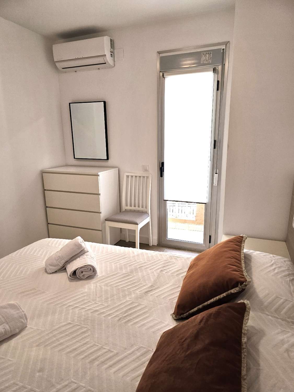 MEDIA TEMPORADA . SE ALQUILA DESDE 1.10.25 -28.2.26 PRECIOSO APARTAMENTO EN 1ª LINEA DE PLAYA EN FUENGIROLA