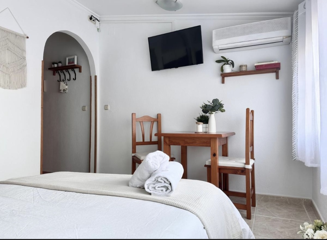 MEZZA STAGIONE. IN AFFITTO DAL 9.10.25-30.6.26 BELLISSIMO MONOLOCALE CON VISTA SUL MARE A LA CARIHUELA (TORREMOLINOS)