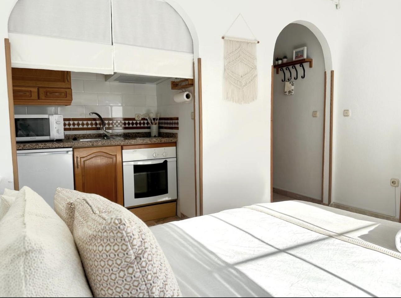 MEZZA STAGIONE. IN AFFITTO DAL 9.10.25-30.6.26 BELLISSIMO MONOLOCALE CON VISTA SUL MARE A LA CARIHUELA (TORREMOLINOS)