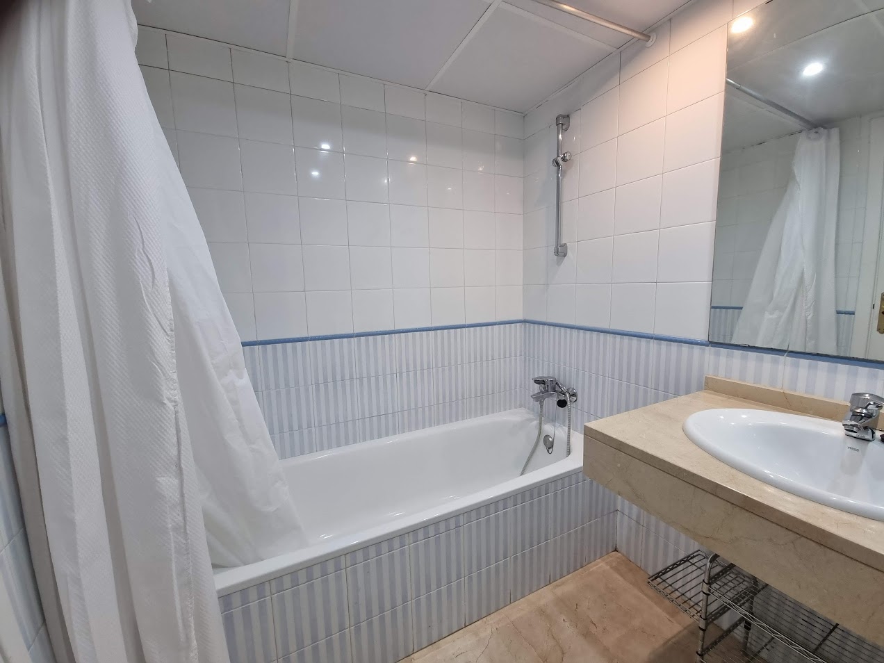 LARGA TEMPORADA. SE ALQUILA DESDE AHORA PRECIOSO APARTAMENTO EN BENALMÁDENA.