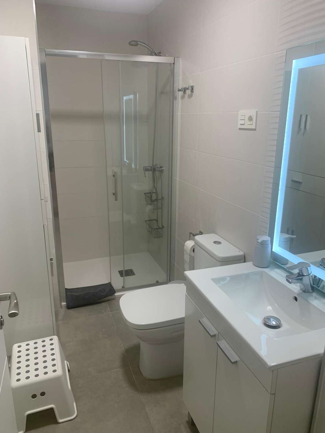 MEDIA TEMPORADA . SE ALQUILA DESDE AHORA HASTA 30.6.26 BONITO APARTAMENTO EN FUENGIROLA