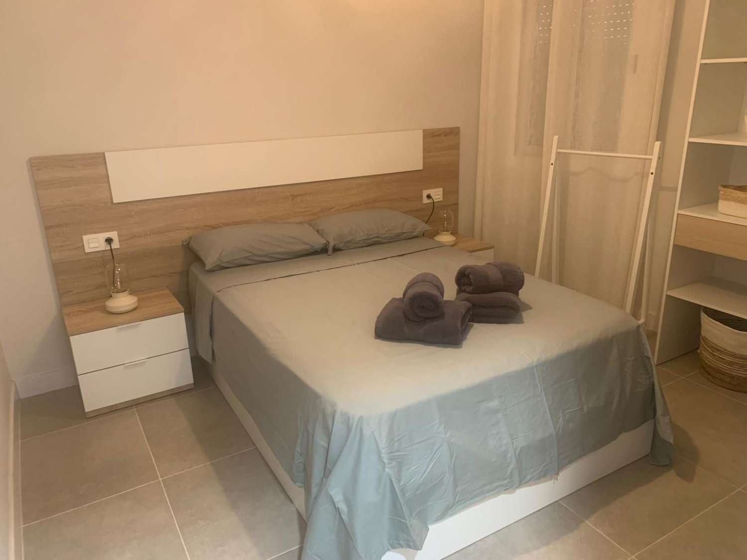 LARGA TEMPORADA  . SE ALQUILA DESDE AHORA BONITO APARTAMENTO EN FUENGIROLA