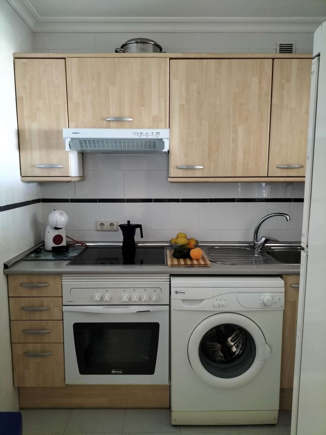 MEDIA TEMPORADA.  SE ALQUILADEDE AHORA HASTA 15.7.26  BONITO APARTAMENTO CON VISTAS AL MAR EN 1ª LINEA DE PLAYA EN BENALMADENA