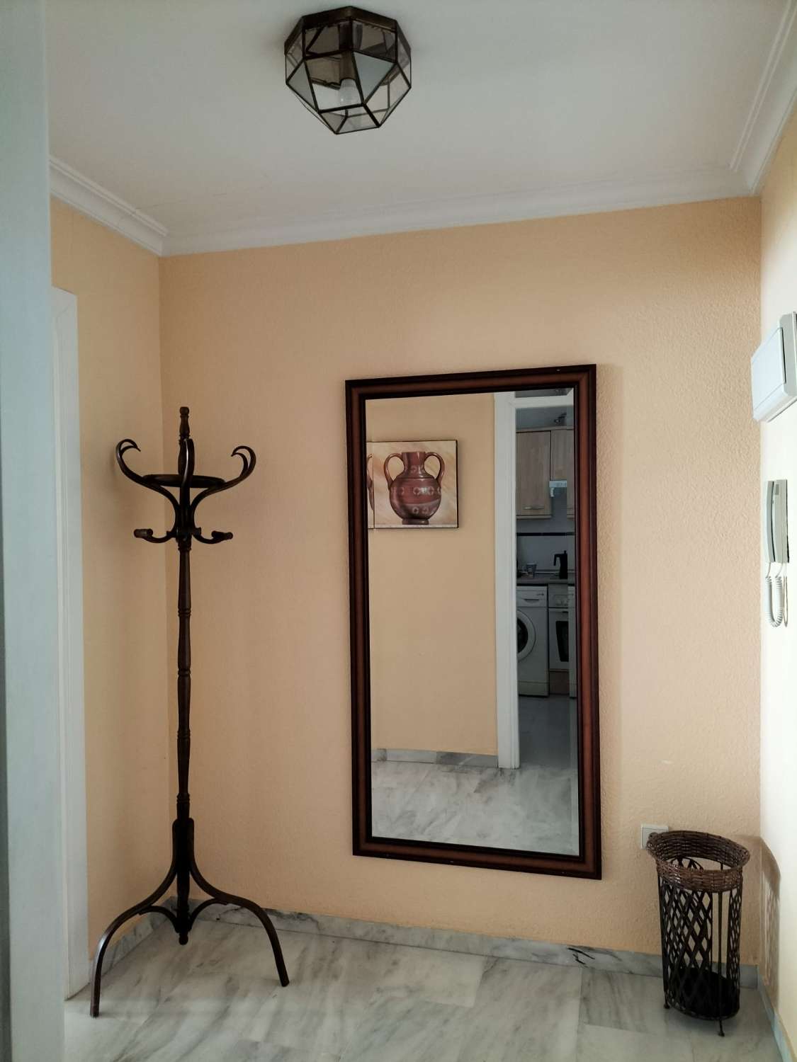 MEDIA TEMPORADA.  SE ALQUILADEDE AHORA HASTA 15.7.26  BONITO APARTAMENTO CON VISTAS AL MAR EN 1ª LINEA DE PLAYA EN BENALMADENA