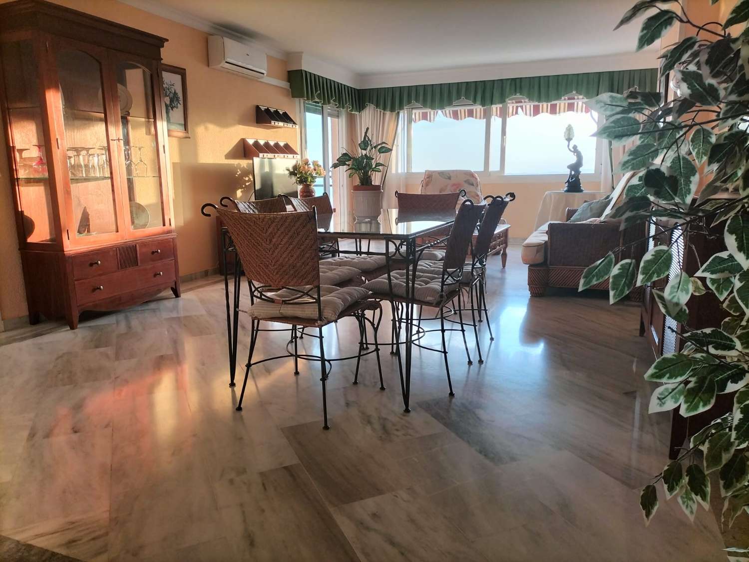 MEDIA TEMPORADA.  SE ALQUILADEDE AHORA HASTA 15.7.26  BONITO APARTAMENTO CON VISTAS AL MAR EN 1ª LINEA DE PLAYA EN BENALMADENA