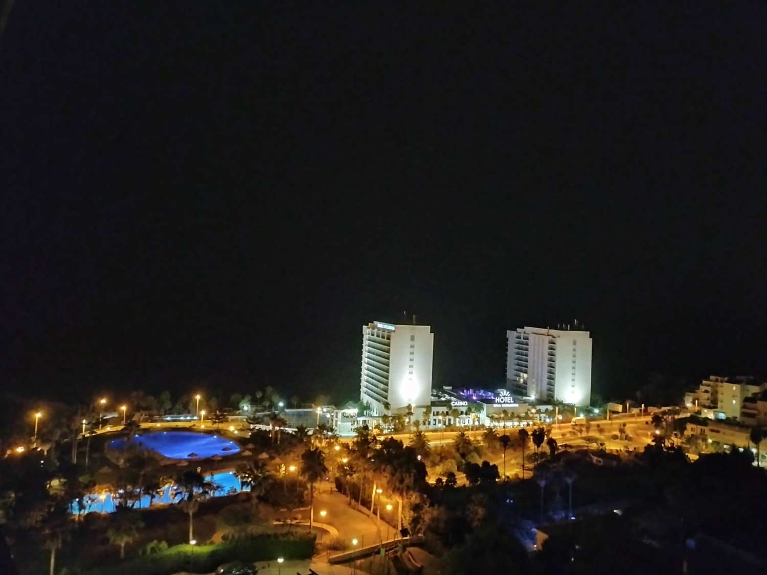MEDIA TEMPORADA.  SE ALQUILADEDE AHORA HASTA 15.7.26  BONITO APARTAMENTO CON VISTAS AL MAR EN 1ª LINEA DE PLAYA EN BENALMADENA