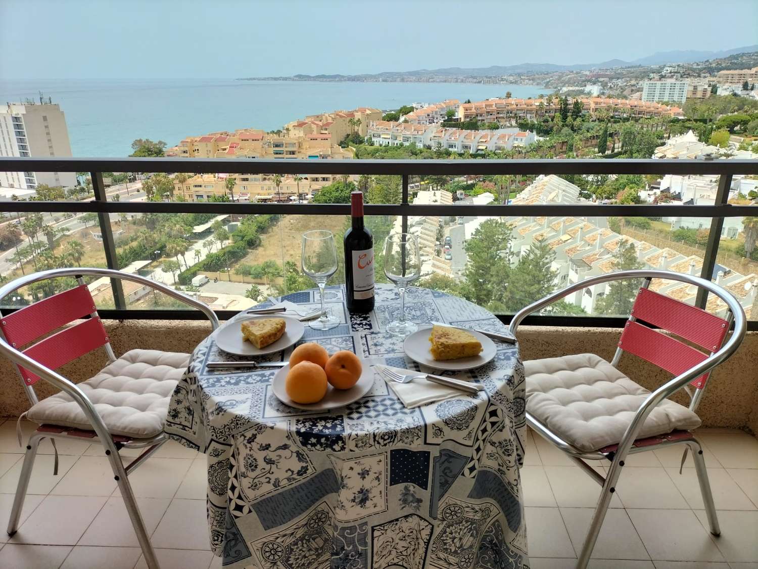 MEDIA TEMPORADA.  SE ALQUILADEDE AHORA HASTA 15.7.26  BONITO APARTAMENTO CON VISTAS AL MAR EN 1ª LINEA DE PLAYA EN BENALMADENA