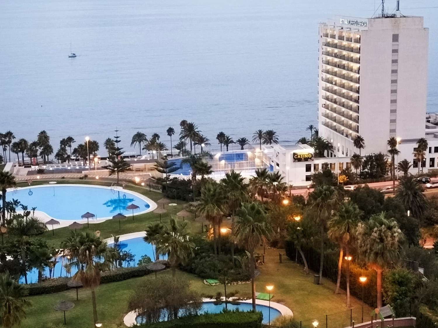 MEDIA TEMPORADA.  SE ALQUILADEDE AHORA HASTA 15.7.26  BONITO APARTAMENTO CON VISTAS AL MAR EN 1ª LINEA DE PLAYA EN BENALMADENA
