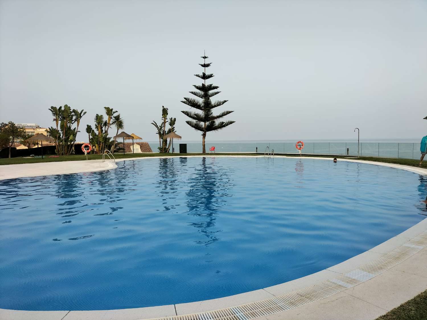 MEDIA TEMPORADA.  SE ALQUILADEDE AHORA HASTA 15.7.26  BONITO APARTAMENTO CON VISTAS AL MAR EN 1ª LINEA DE PLAYA EN BENALMADENA