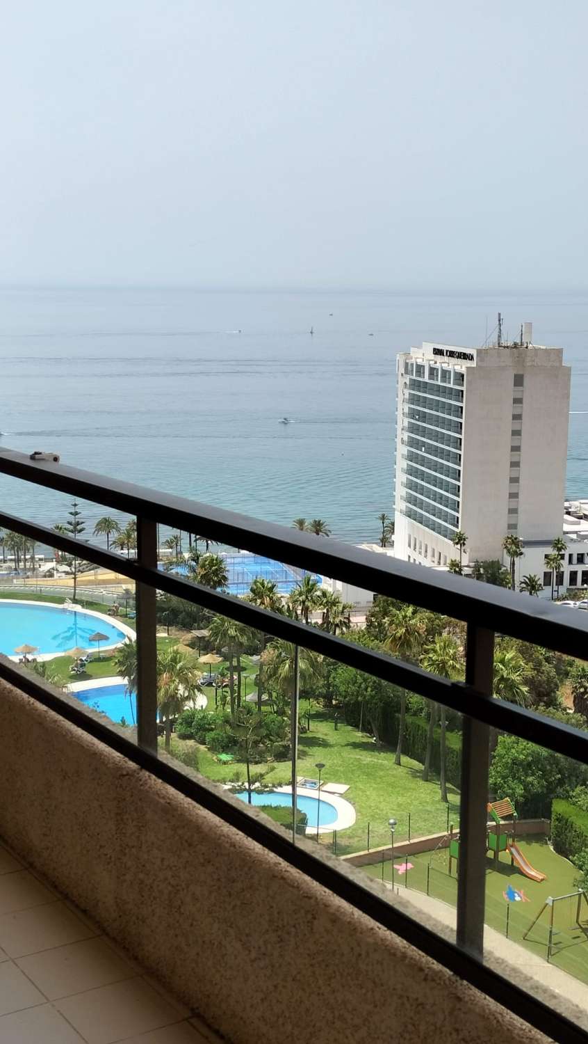 MEDIA TEMPORADA.  SE ALQUILADEDE AHORA HASTA 15.7.26  BONITO APARTAMENTO CON VISTAS AL MAR EN 1ª LINEA DE PLAYA EN BENALMADENA