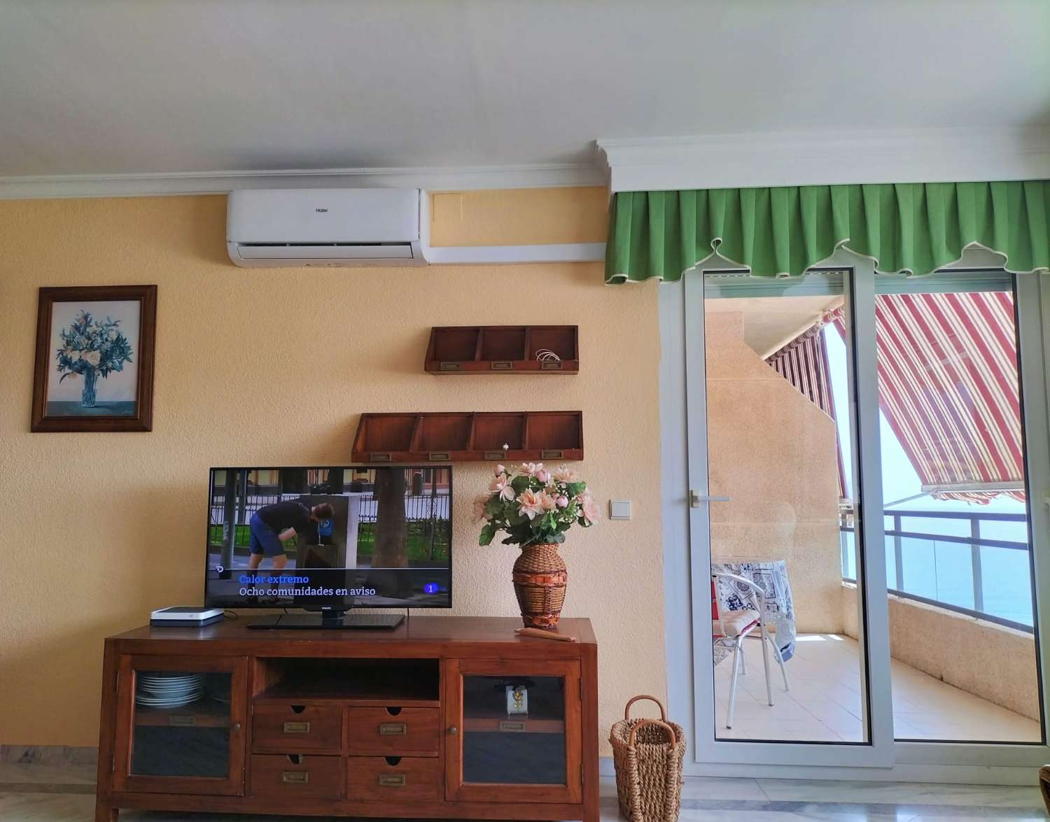 MEDIA TEMPORADA.  SE ALQUILADEDE AHORA HASTA 15.7.26  BONITO APARTAMENTO CON VISTAS AL MAR EN 1ª LINEA DE PLAYA EN BENALMADENA