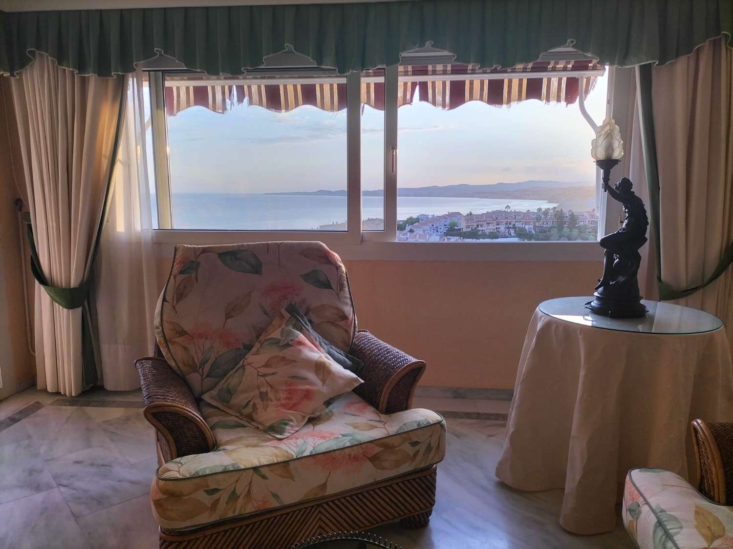 MEDIA TEMPORADA.  SE ALQUILADEDE AHORA HASTA 15.7.26  BONITO APARTAMENTO CON VISTAS AL MAR EN 1ª LINEA DE PLAYA EN BENALMADENA