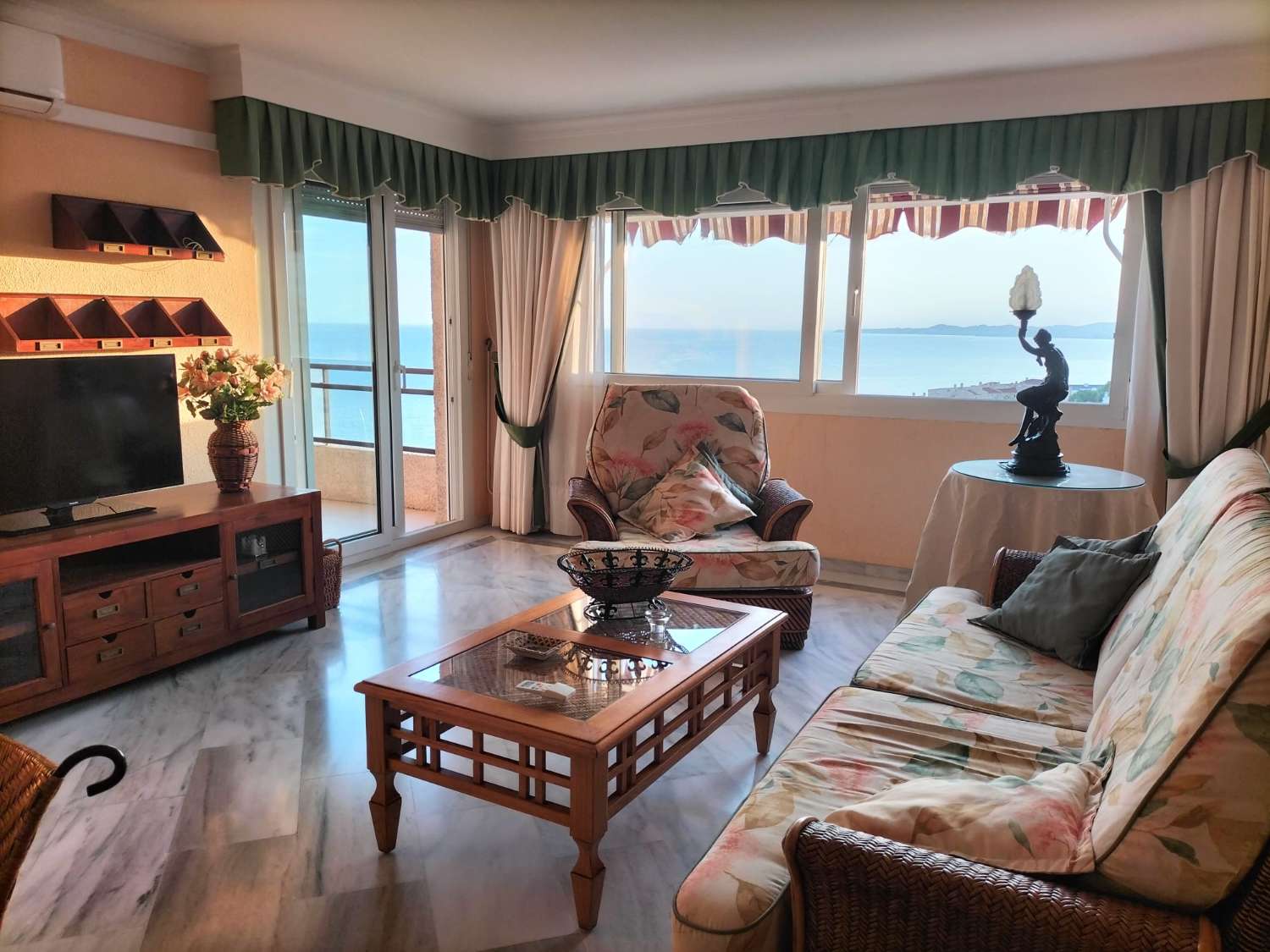 MEDIA TEMPORADA.  SE ALQUILADEDE AHORA HASTA 15.7.26  BONITO APARTAMENTO CON VISTAS AL MAR EN 1ª LINEA DE PLAYA EN BENALMADENA