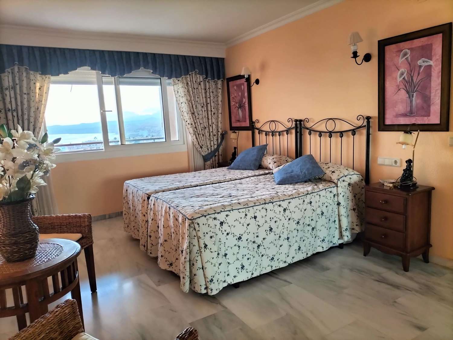 MEDIA TEMPORADA.  SE ALQUILADEDE AHORA HASTA 15.7.26  BONITO APARTAMENTO CON VISTAS AL MAR EN 1ª LINEA DE PLAYA EN BENALMADENA