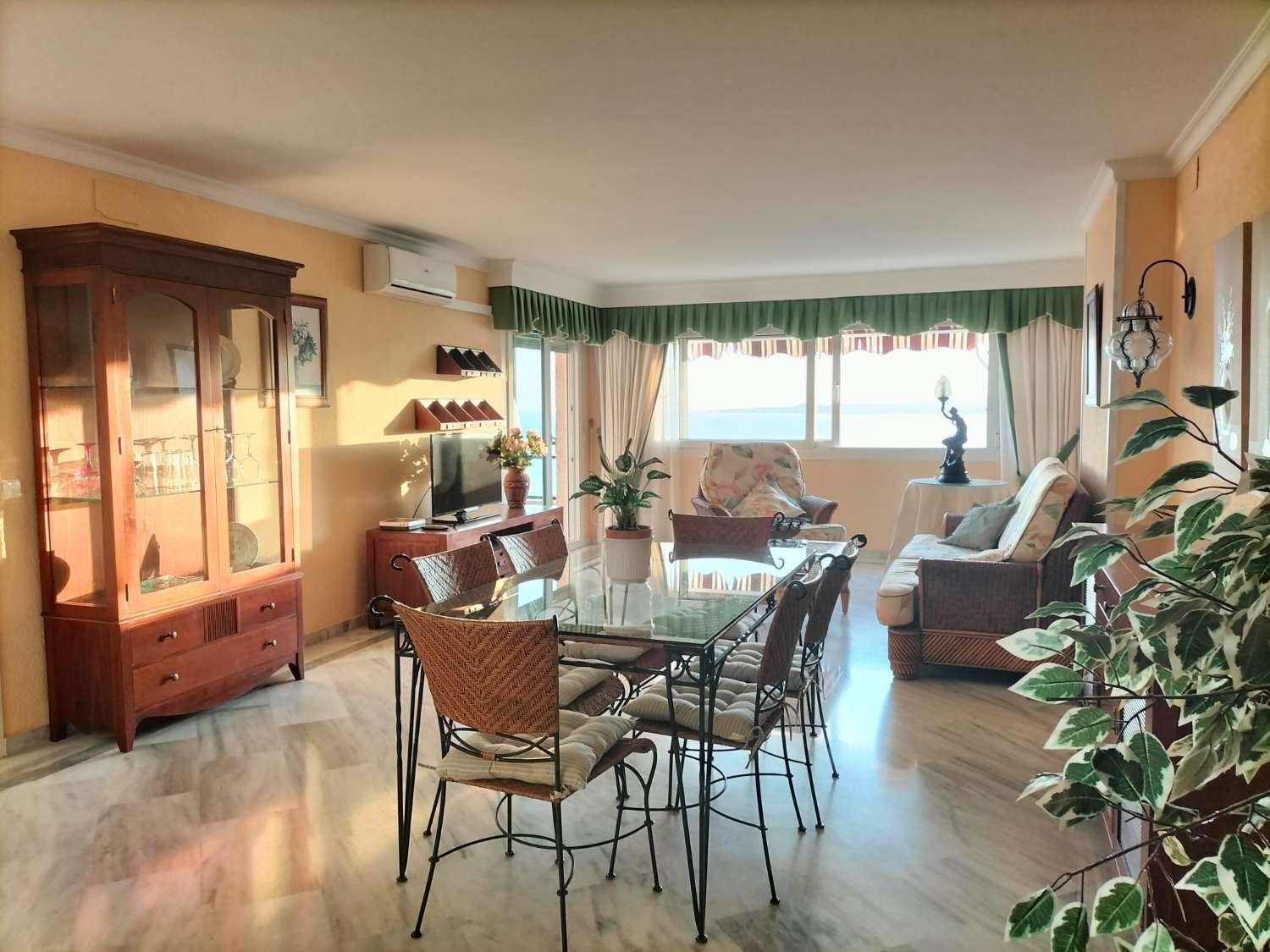 MEDIA TEMPORADA.  SE ALQUILADEDE AHORA HASTA 15.7.26  BONITO APARTAMENTO CON VISTAS AL MAR EN 1ª LINEA DE PLAYA EN BENALMADENA