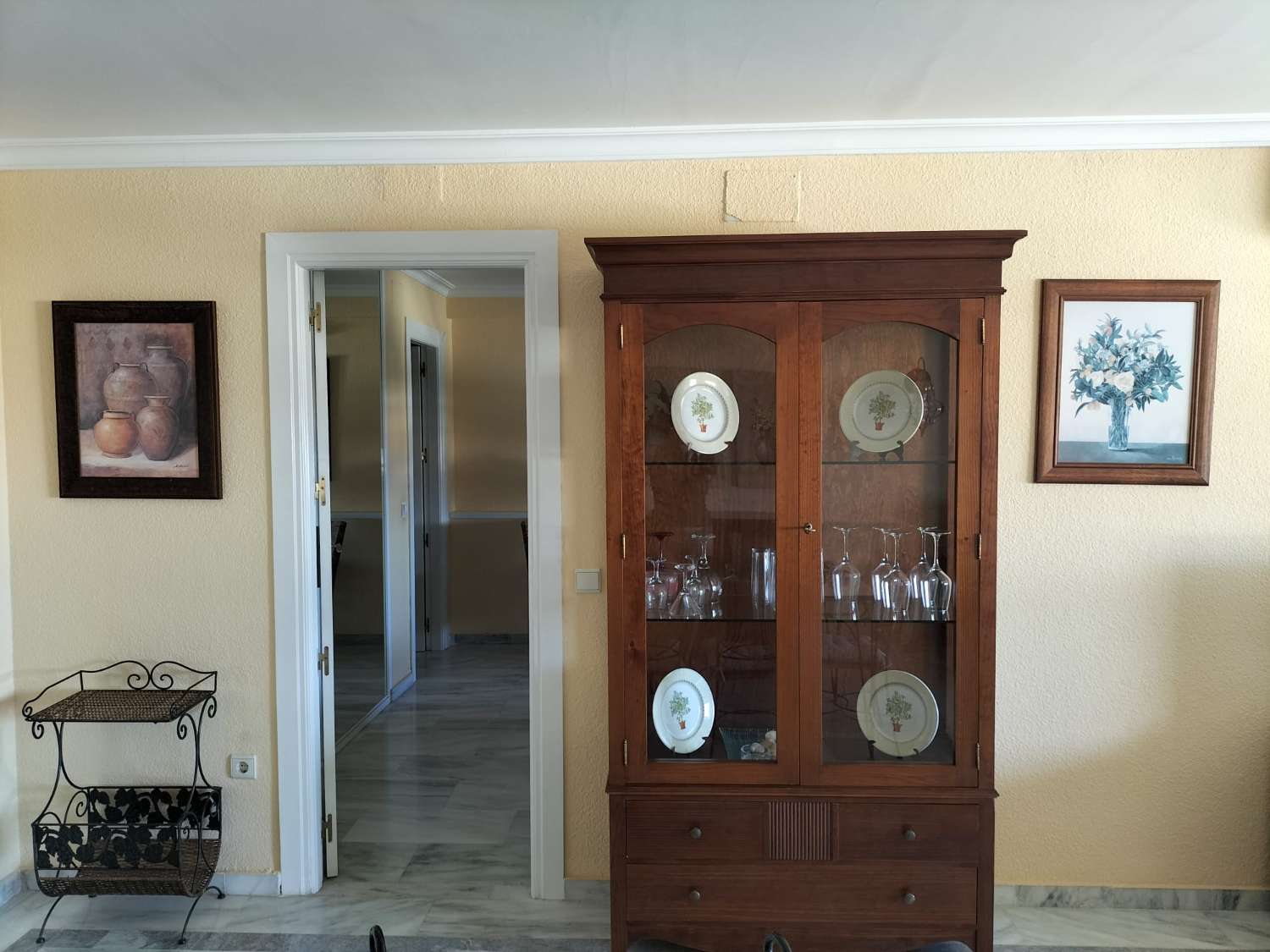 LARGA TEMPORADA  SE ALQUILA  BONITO APARTAMENTO CON VISTAS AL MAR EN 1ª LINEA DE PLAYA EN BENALMADENA