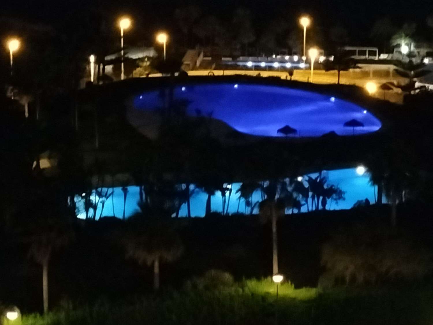 LARGA TEMPORADA  SE ALQUILA  BONITO APARTAMENTO CON VISTAS AL MAR EN 1ª LINEA DE PLAYA EN BENALMADENA