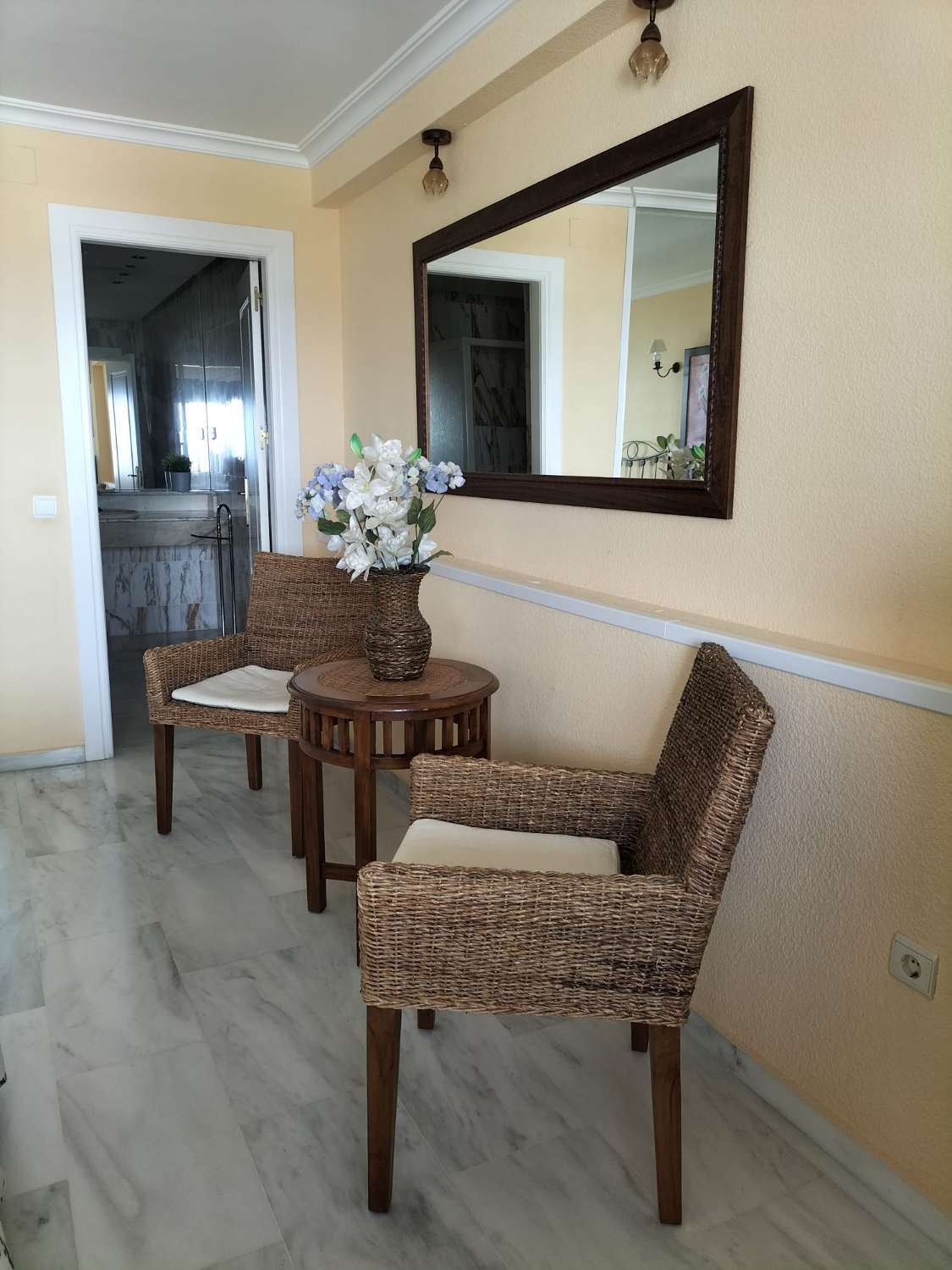 LARGA TEMPORADA  SE ALQUILA  BONITO APARTAMENTO CON VISTAS AL MAR EN 1ª LINEA DE PLAYA EN BENALMADENA
