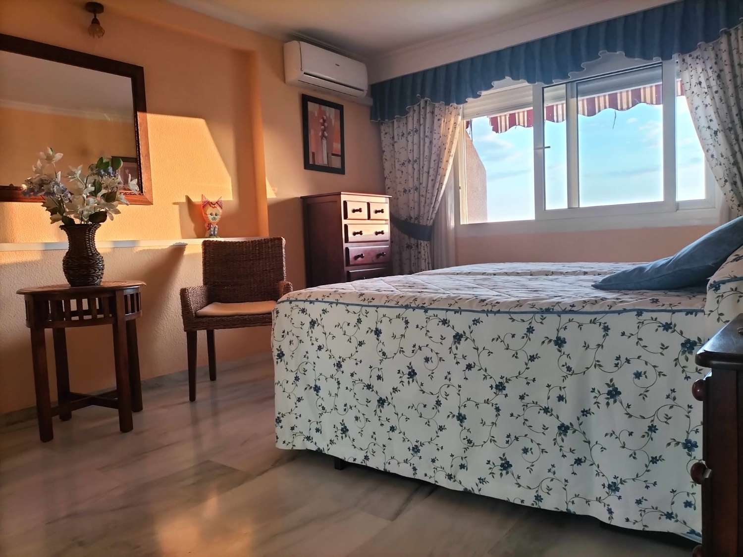 LARGA TEMPORADA  SE ALQUILA  BONITO APARTAMENTO CON VISTAS AL MAR EN 1ª LINEA DE PLAYA EN BENALMADENA
